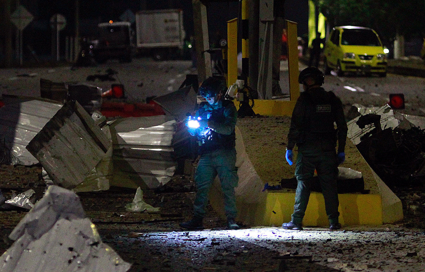 AME1917. CÚCUTA (COLOMBIA), 21/02/2025.- Policías inspeccionan el peaje de Villa del Rosario destruido con explosivos este jueves, en Cúcuta (Colombia). La ciudad colombiana de Cúcuta, en la frontera con Venezuela, vive una grave crisis de violencia por la creciente presencia de la guerrilla del Ejército de Liberación Nacional (ELN), que ha intensificado sus ataques en el departamento de Norte de Santander, del cual es capital. EFE/ Mario Caicedo