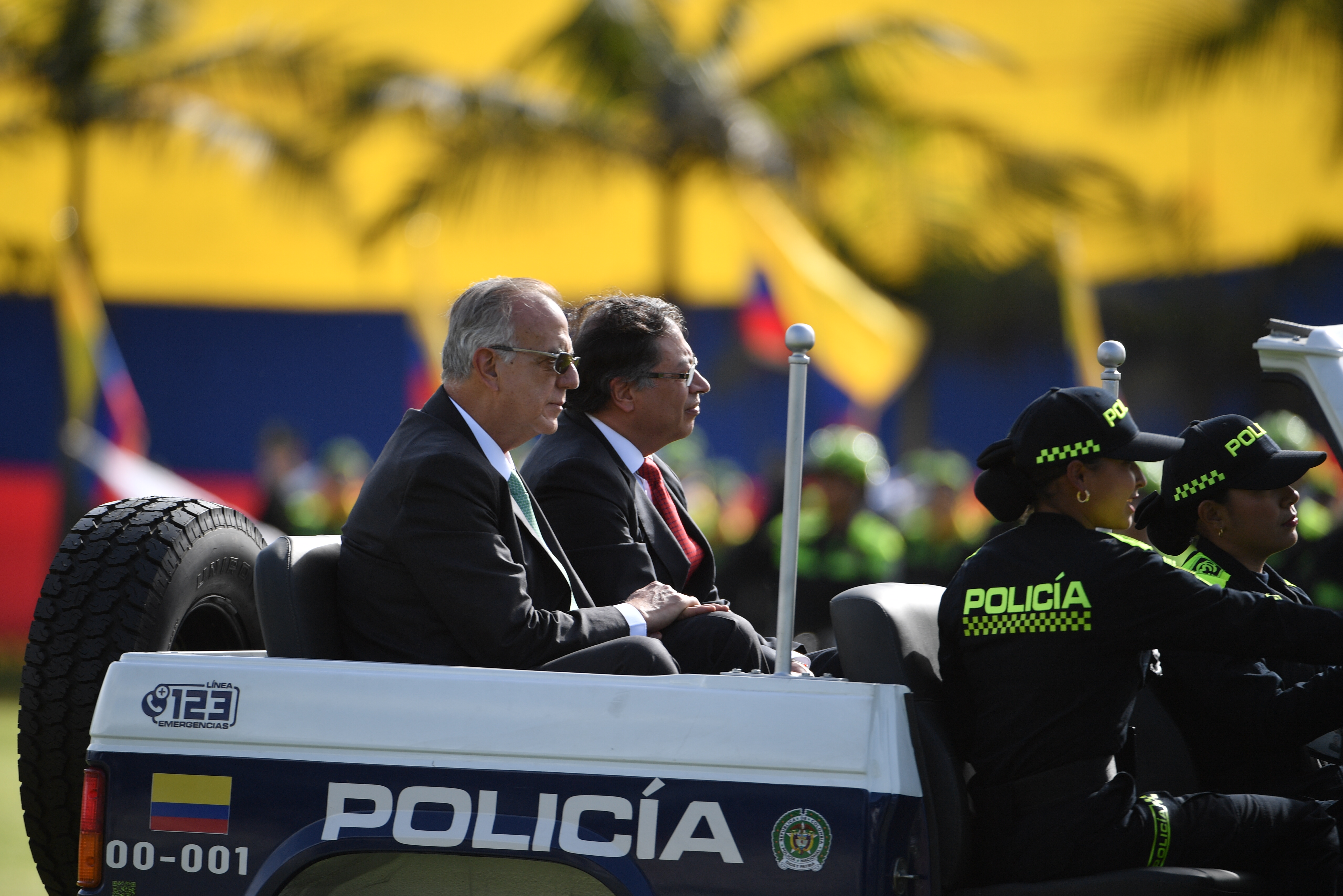 Ceremonia de transmisión de mando de la Policía Nacional realizada en la Escuela de Cadetes General Santander, a la cual asistieron el presidente Gustavo Petro; la vicepresidenta, Francia Márquez; el ministro de la Defensa, Iván Velásquez; la alcaldesa de Bogotá, Claudia López y otros miembros de la cúpula militar.
