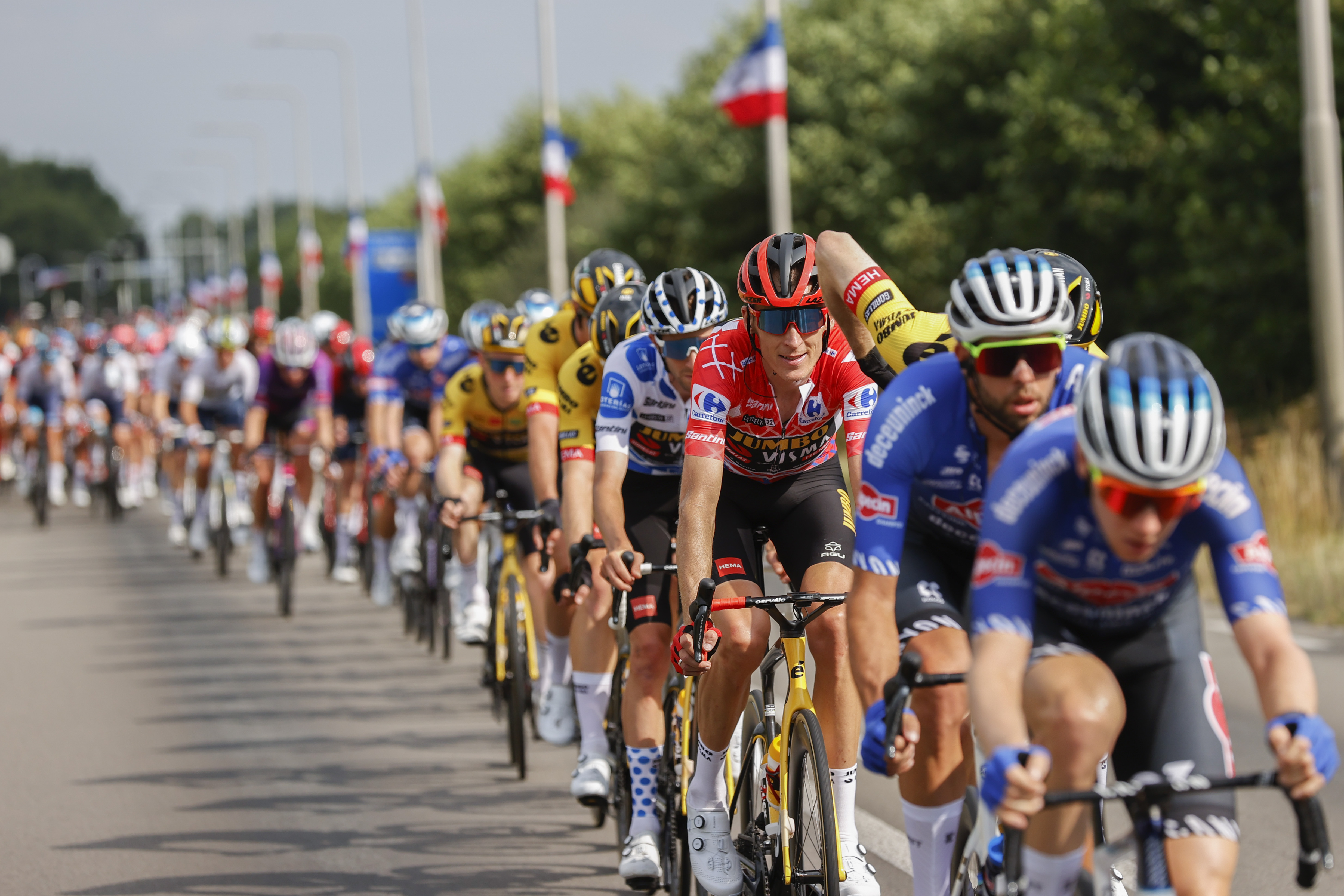 'S-HERTOGENBOSCH, 20/08/2022.-El líder de la clasificación general Robert Gesink (4d) (Jumbo-Visma), durante la segunda etapa de La Vuelta 2022, con un recorrido entre las localidades de 's-Hertogenbosch y Utrecht, Países Bajos. EFE/ Javier Lizón