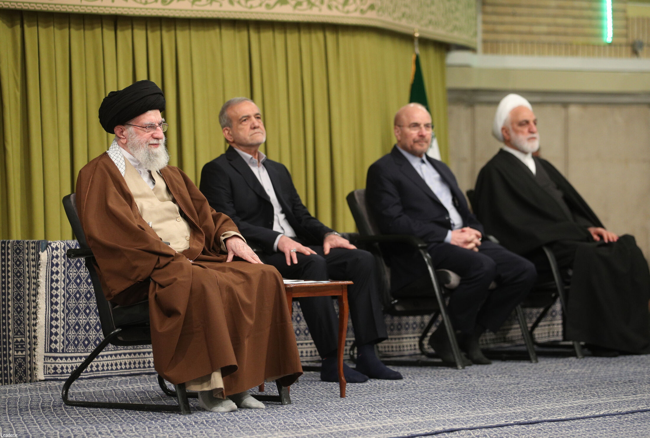 Tehran (Iran(islamic Republic Of)), 27/01/2025.- A handout photo made available by the Iranian Supreme Leader's office shows (L-R) Iranian supreme leader Ayatollah Ali Khamenei, Iranian President Masoud Pezeshkian, parliament speaker Mohammad Bagher Qalibaf, and Iranian judiciary chief Mohsen Ejeie during a meeting in Tehran, Iran, 28 January 2025. (Teherán) EFE/EPA/IRANIAN SUPREME LEADER OFFICE / HANDOUT HANDOUT EDITORIAL USE ONLY/NO SALES