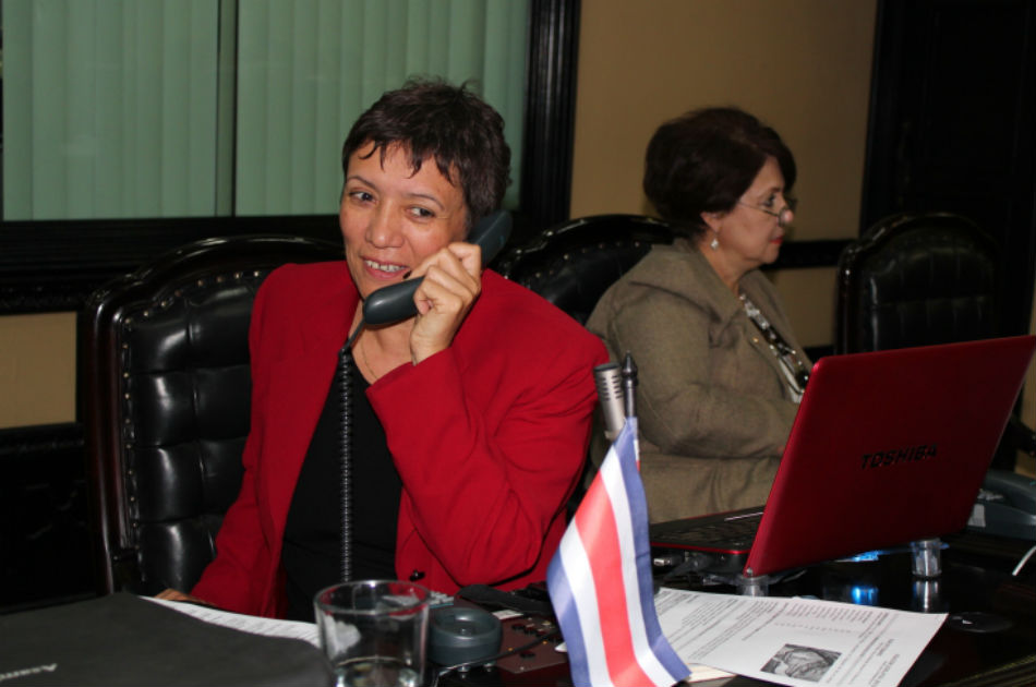 Diputado evangélico pide separar a congresista de comisión por ser lesbiana