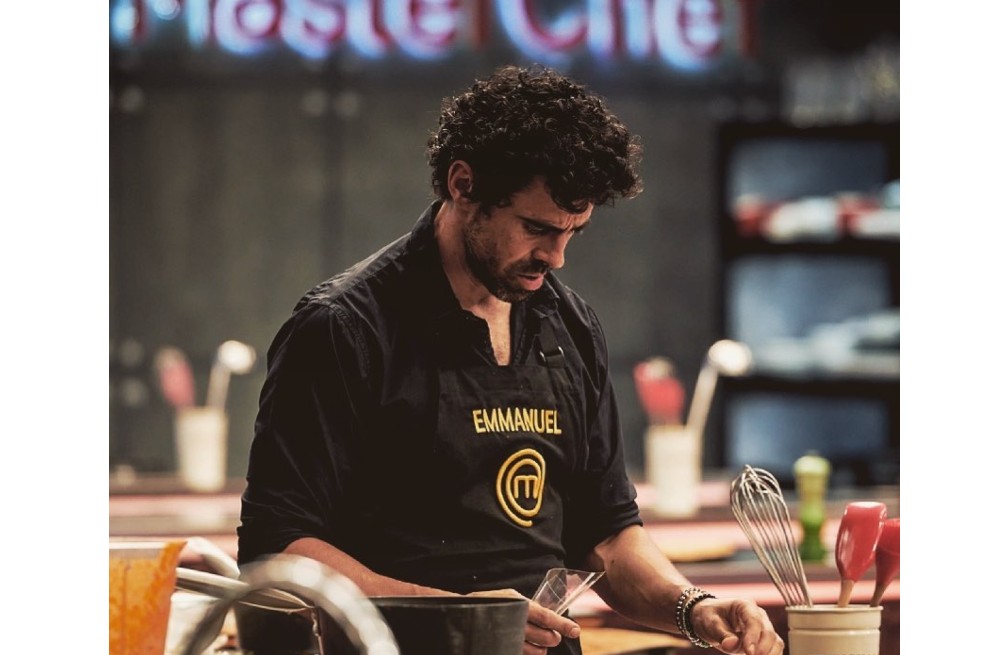Esta imagen, cocinando en MasterChef, es una de las más elogiadas en su cuenta de Instagram. Parece todo un chef profesional.
