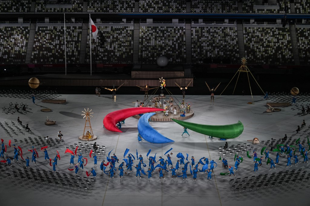 Los artistas durante la ceremonia de apertura de los Juegos Paralímpicos, en el Estadio Olímpico de Tokio.