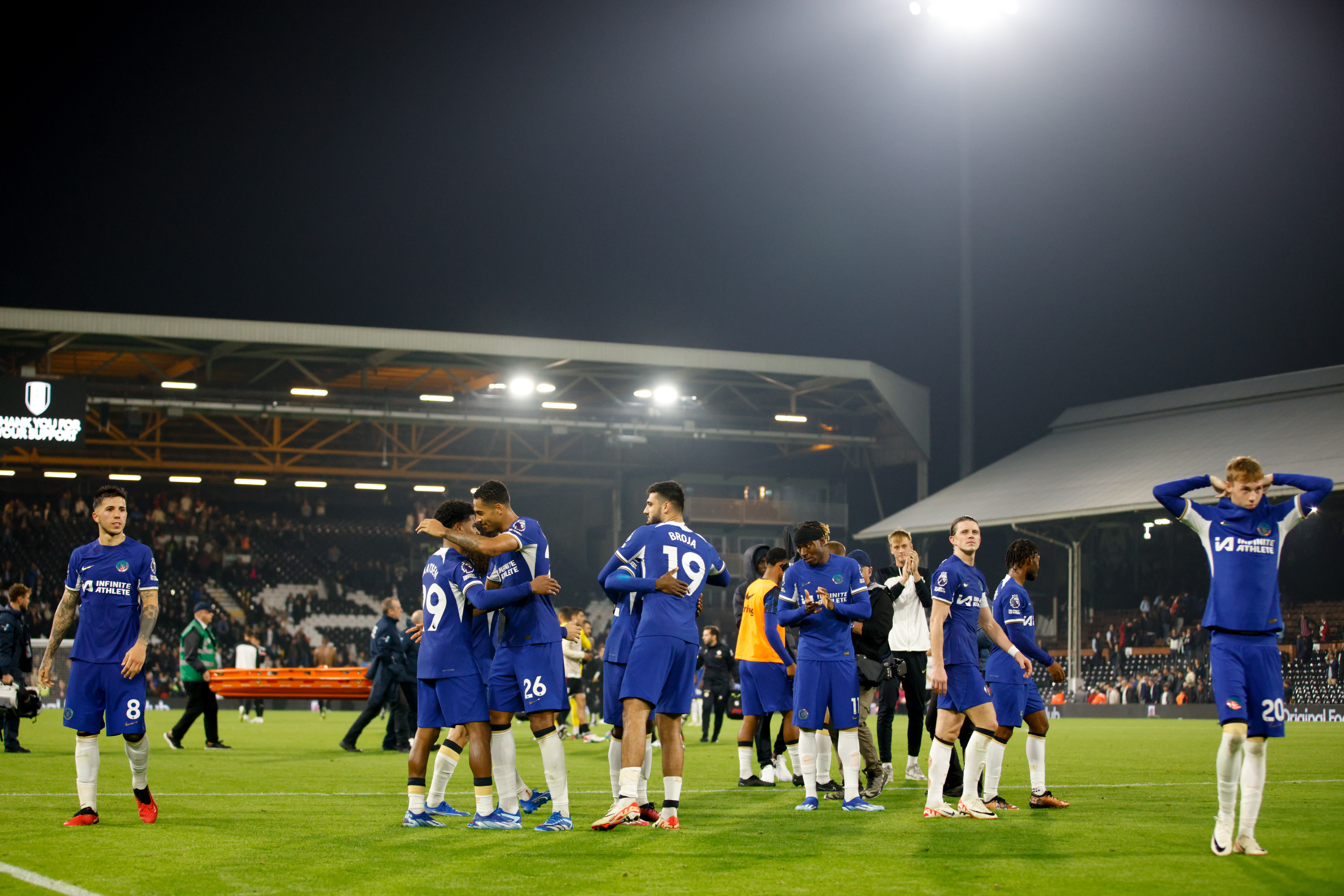 London (United Kingdom), 02/10/2023.- Chelsea players celebrate after winning the English Premier League soccer match between Fulham FC and Chelsea FC in London, Britain, 02 October 2023. (Reino Unido, Londres) EFE/EPA/DAVID CLIFF EDITORIAL USE ONLY. No use with unauthorized audio, video, data, fixture lists, club/league logos or 'live' services. Online in-match use limited to 120 images, no video emulation. No use in betting, games or single club/league/player publications.