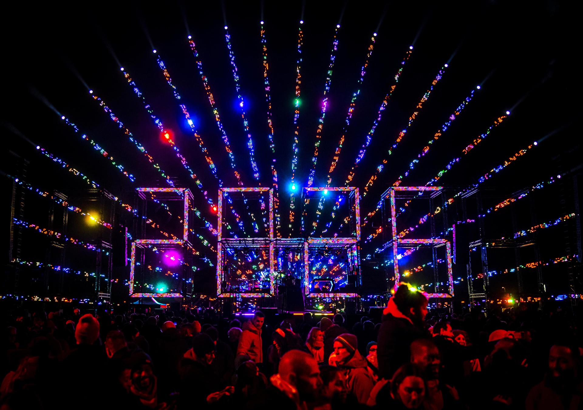 Amsterdam (Netherlands), 31/12/2025.- Spectators watch a fireworks and light show for children at Museumplein during a special early show held before the New Year’s Eve countdown in Amsterdam, Netherlands, 31 December 2025. (Países Bajos; Holanda) EFE/EPA/REMKO DE WAAL