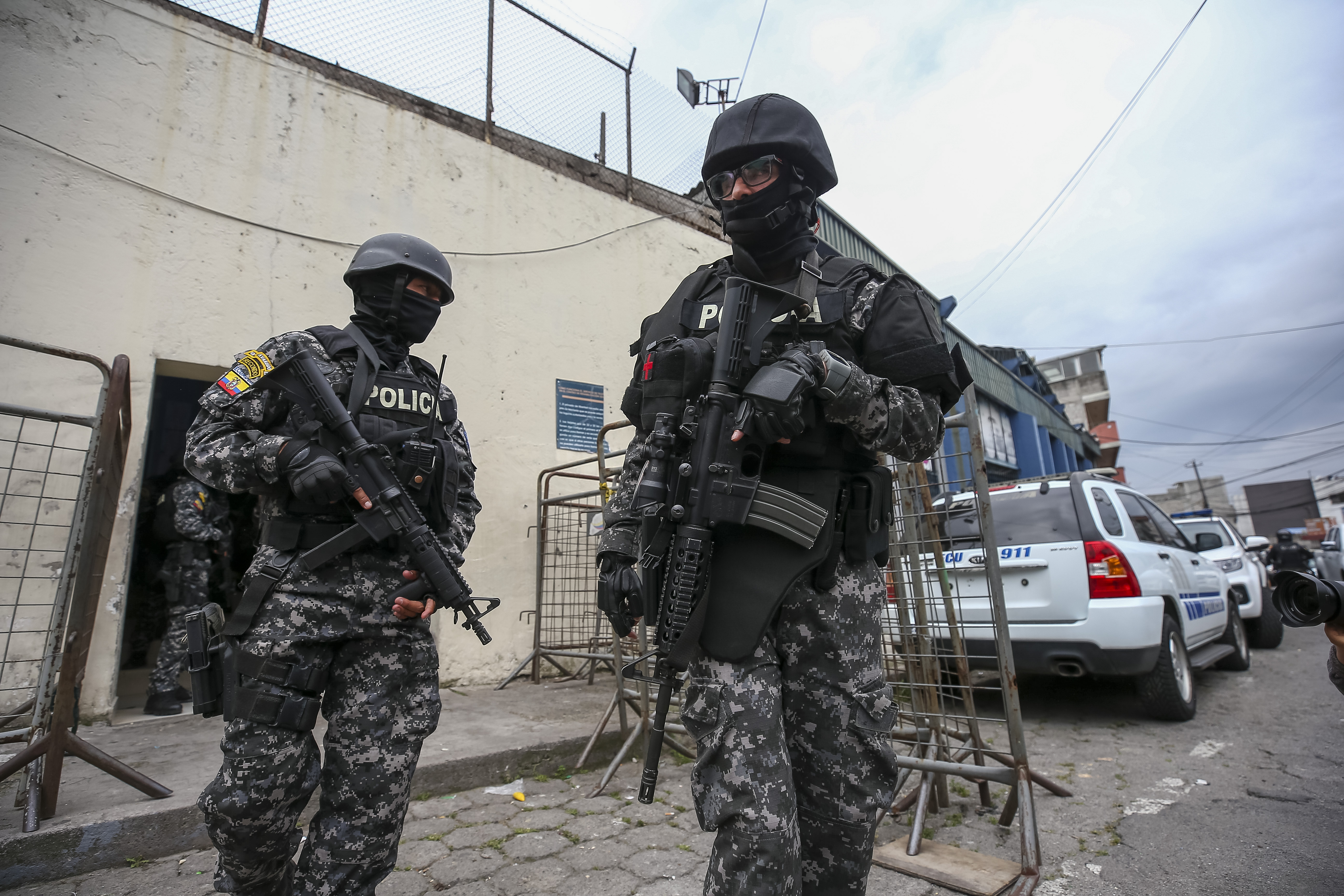 AME5223. QUITO (ECUADOR), 08/06/2023.- Integrantes de la policía nacional de Ecuador esperan hoy, frente a la cárcel de El Inca, en Quito (Ecuador). La Policía Nacional de Ecuador controló este jueves un motín ocurrido en la cárcel de El Inca, de Quito, donde un grupo de presos retuvo a cuatro abogados en una acción para exigir el traslado a otros centros de detención. EFE/José Jácome