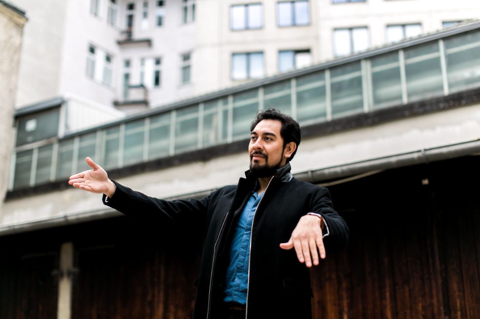 Roger Díaz Cajamarca, el director orquestal colombiano que brilla en Viena