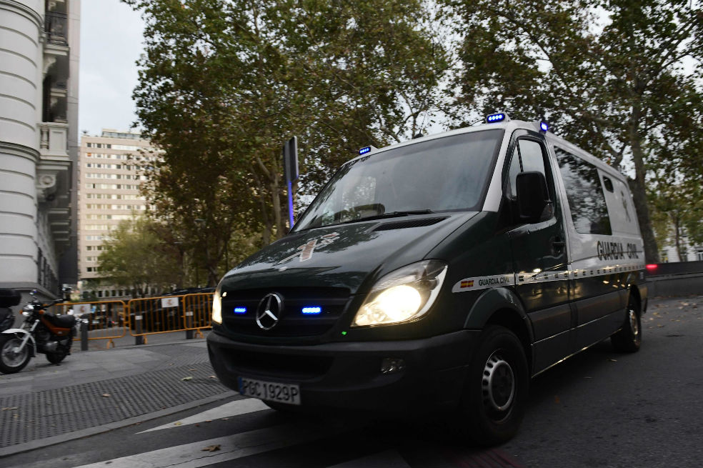 En esta camioneta de la policía trasladaron a los exmiembros del gobierno catalán detenidos.  / AFP