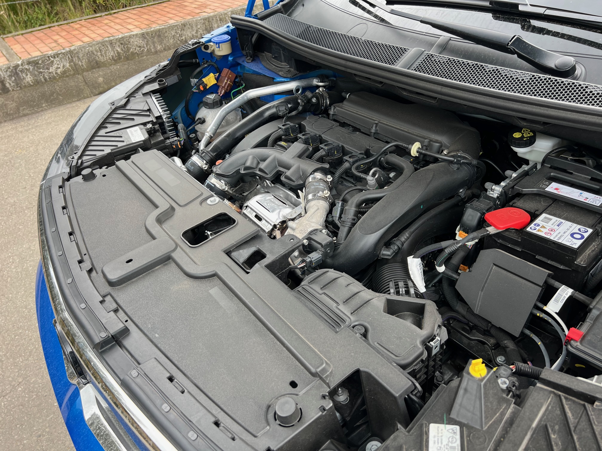 La actualización del Opel Grandland X 2024 que ya se vende en Colombia funciona con un motor turbo de 1.6 litros.