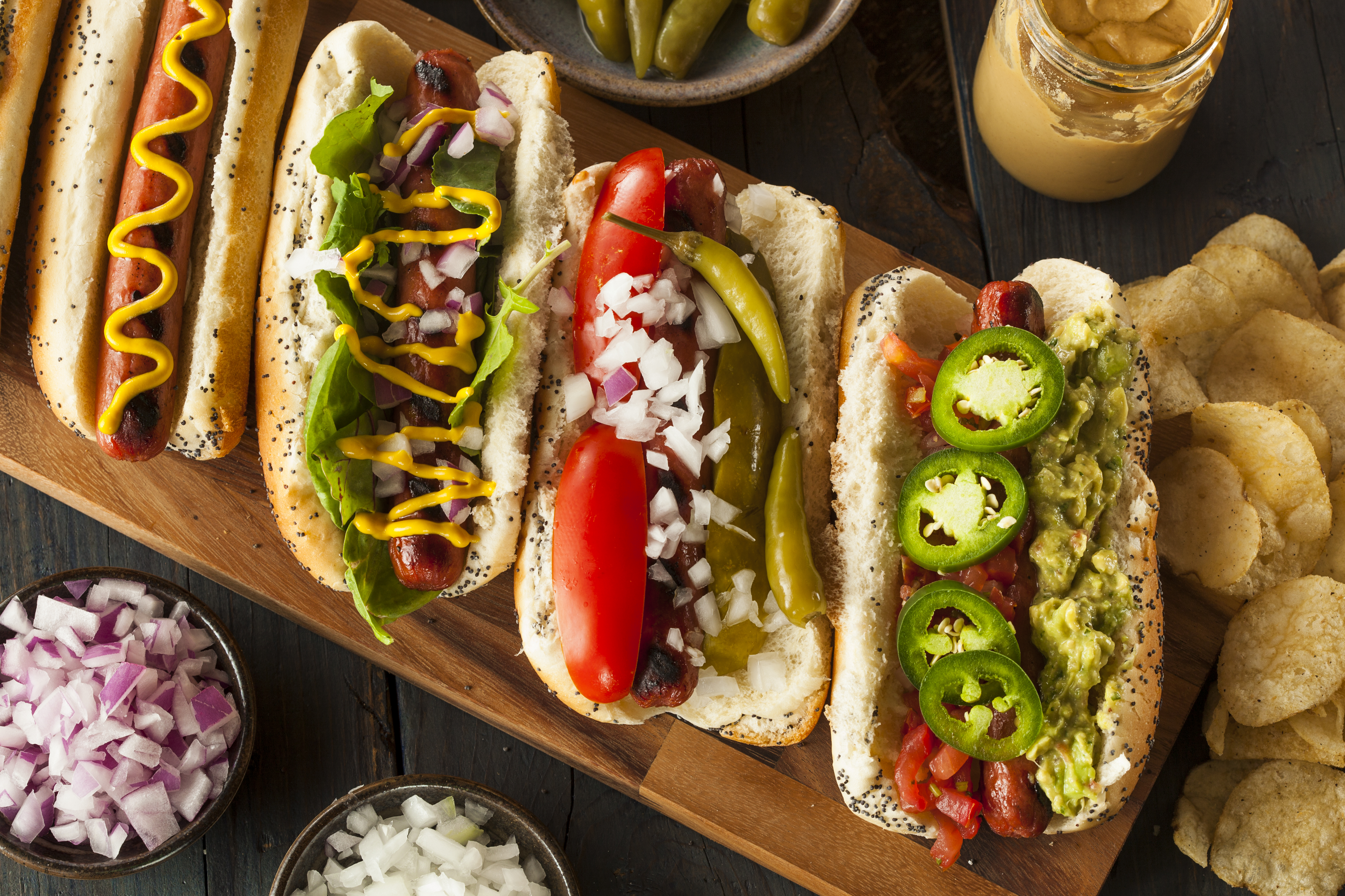 Receta: perritos calientes callejeros con costilla y salsas caseras
