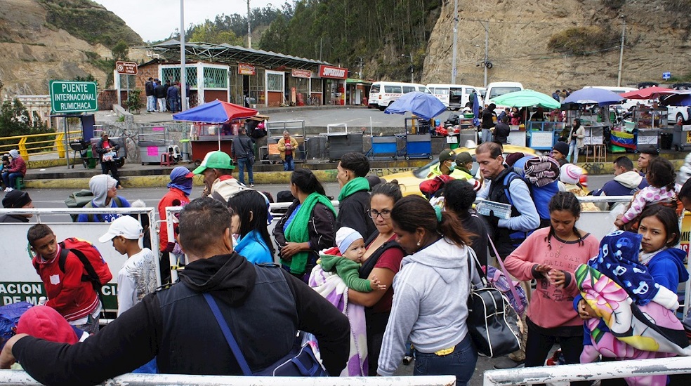 Apuntó que según venezolanos que cruzan Colombia hacia Rumichaca, desde la ciudad colombiana de Cúcuta (limítrofe con Venezuela y desde donde toma tres días) "siguen saliendo autobuses" sin importar que "llegarán fuera del tiempo" para entrar sin visa a Ecuador.