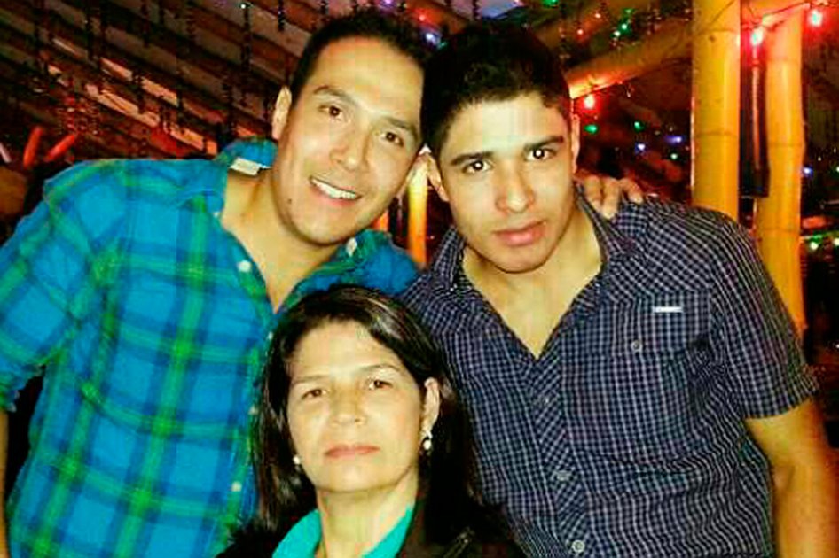 Alejandro Correa Castaño en compañía de su madre y su hermano.