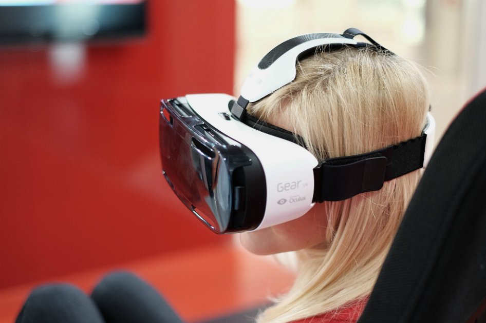 La chaqueta de realidad virtual con la que se pueden sentir abrazos o golpes