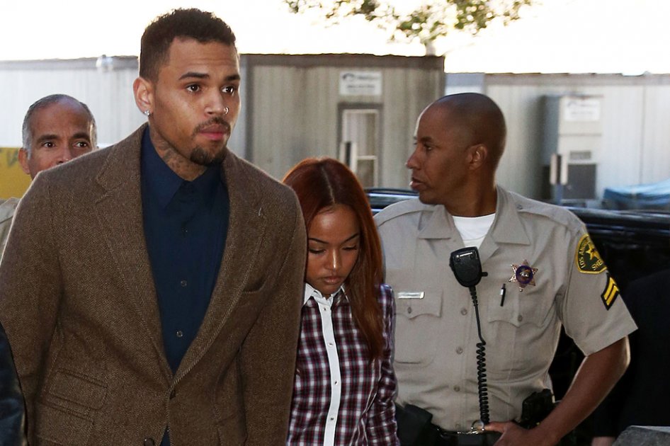 Chris Brown junto a su novia Karrueche Tran.
