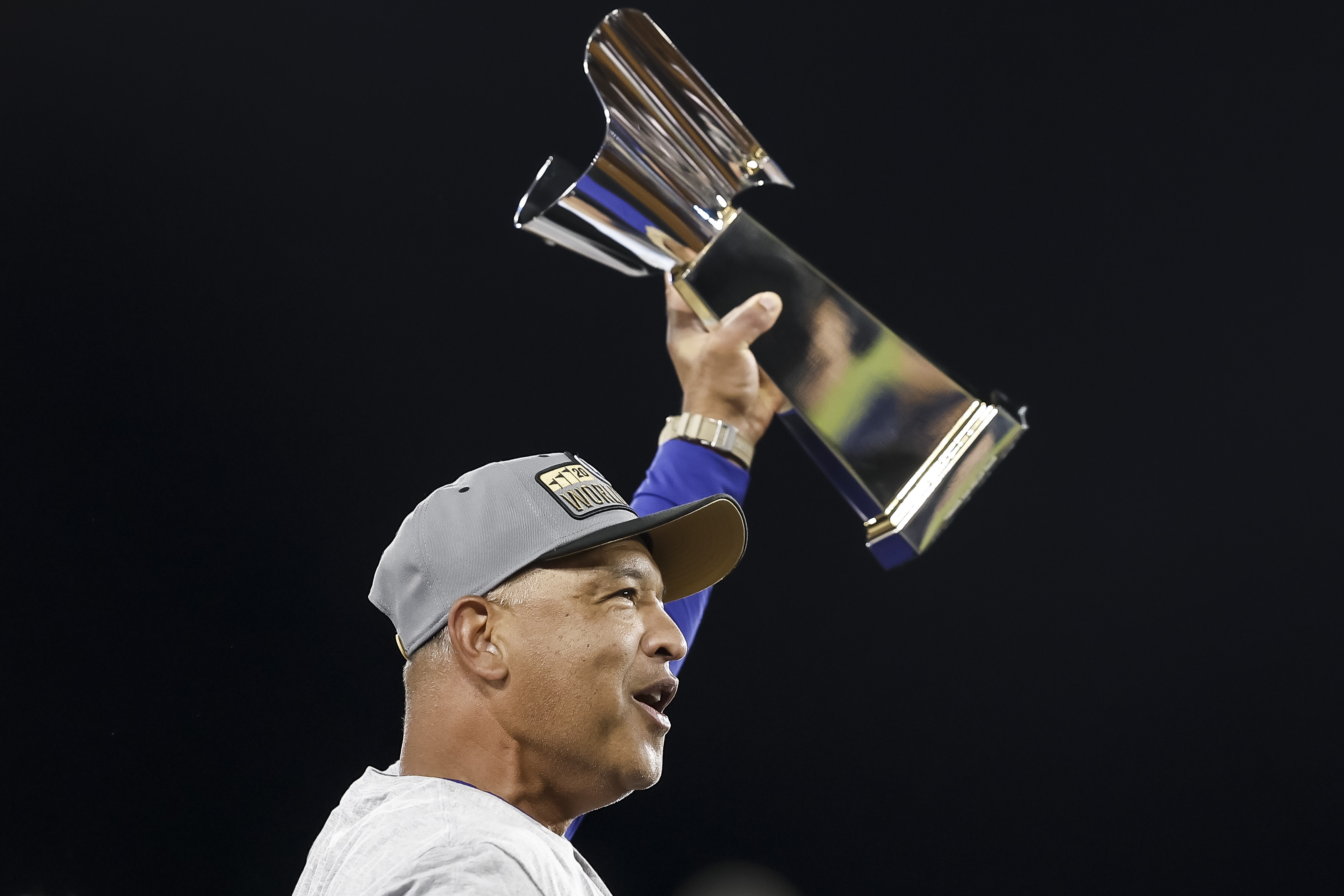 Los Angeles (United States), 20/10/2024.- Dodgers manager Dave Roberts celebrates winning game six of the Major League Baseball (MLB) National League Championship Series against the New York Mets in Los Angeles, California, 20 October 2024. The Dodgers will face the New York Yankees in the upcoming World Series. (Liga de Campeones, Nueva York) EFE/EPA/CAROLINE BREHMAN