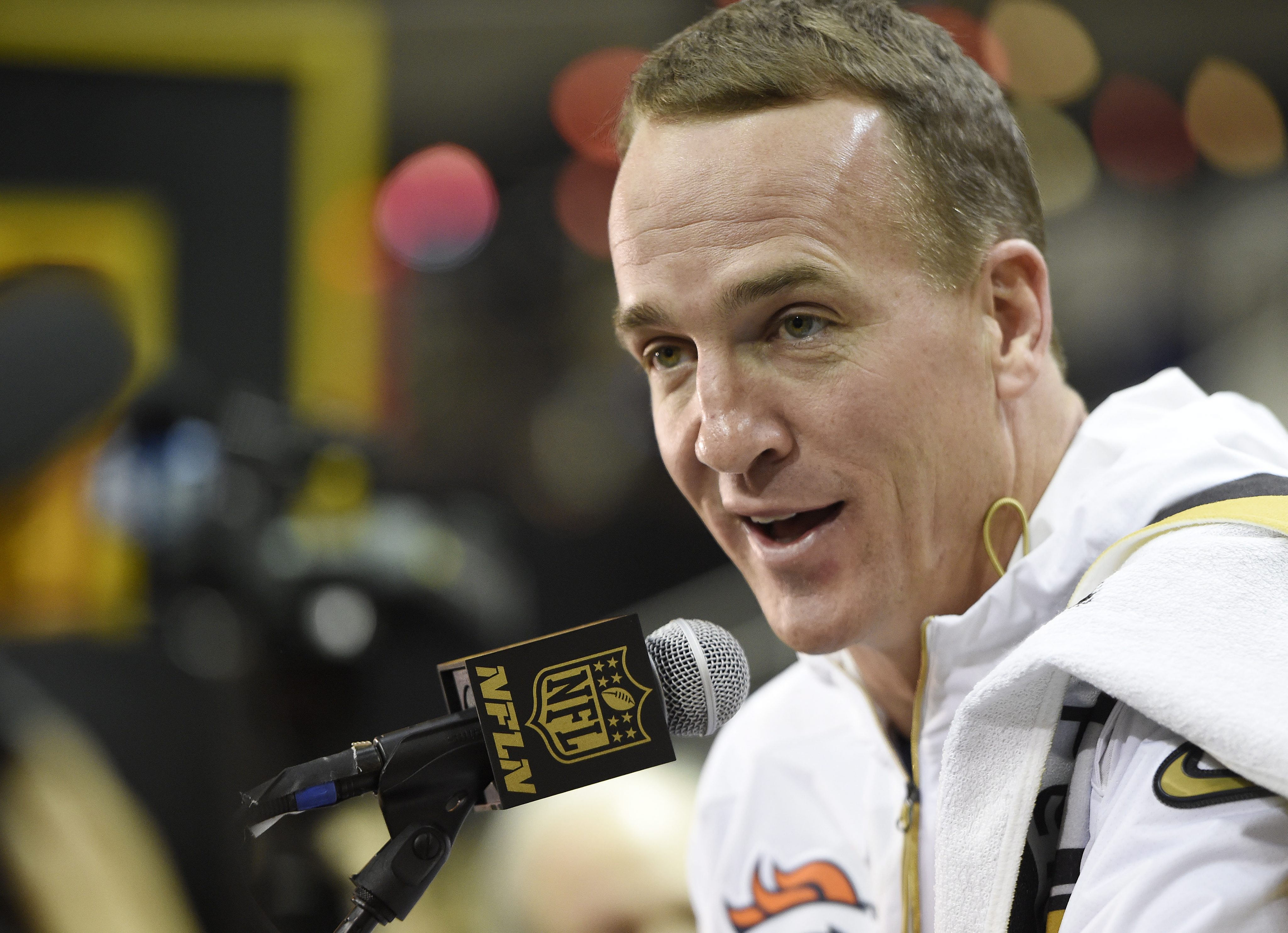 MCX31. SAN JOSÉ (CA, EE.UU.), 01/02/2016.- El mariscal de Broncos Peyton Manning habla durante una rueda de prensa en la Noche de Inauguración del 50 Super Bowl hoy, lunes 1 de febrero de 2016, en el SAP Center de San José, California (EE.UU.). El Super Bowl se jugará el próximo día 7 entre Broncos de Denver, campeones de la división Americana, y los Panthers de Carolina, ganadores de la Liga Nacional. EPA/Tannen Maury
