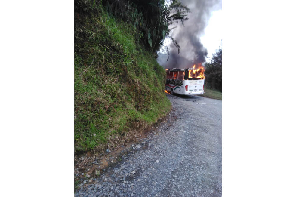 Bus de servicio público fue incinerado en vía Quibdó-Medellín