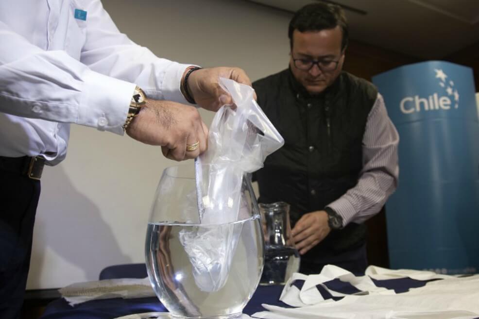 Llegan a Colombia las primeras bolsas plásticas que se disuelven en agua