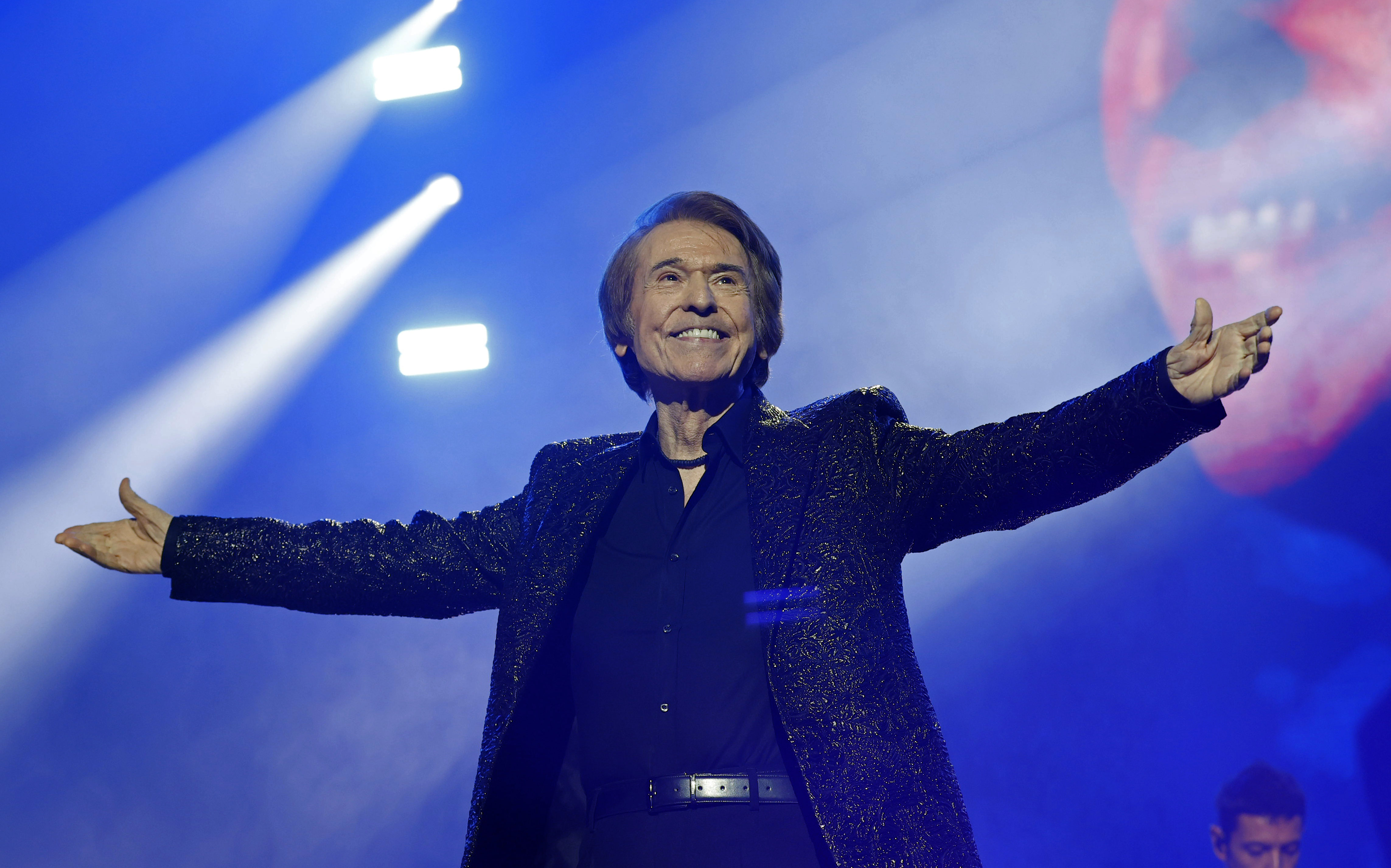 Raphael canceló sus próximos conciertos en Madrid por indicaciones médicas