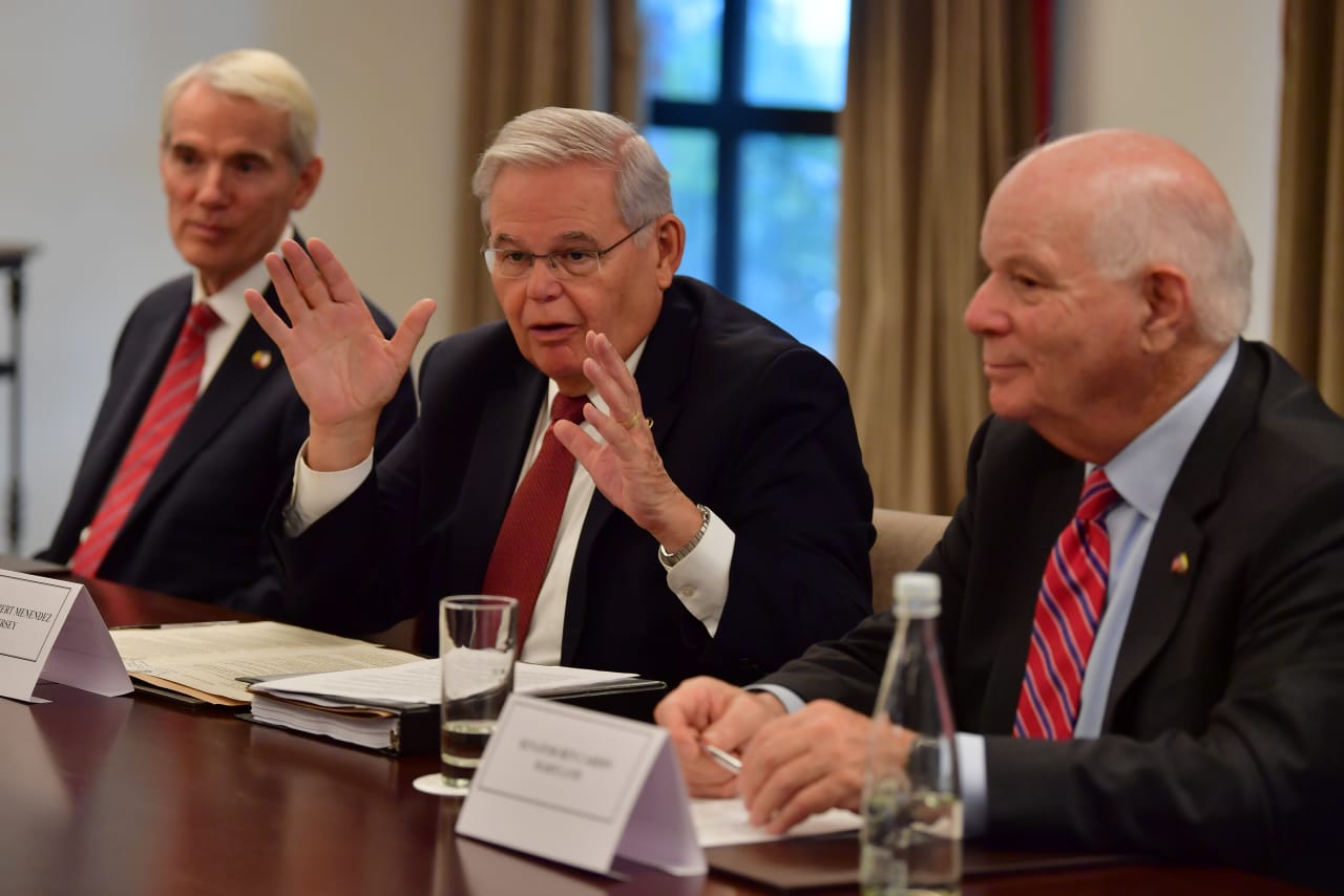 De izquierda a derecha: senadores Rob Portman, Robert Menendez y Ben Cardin.