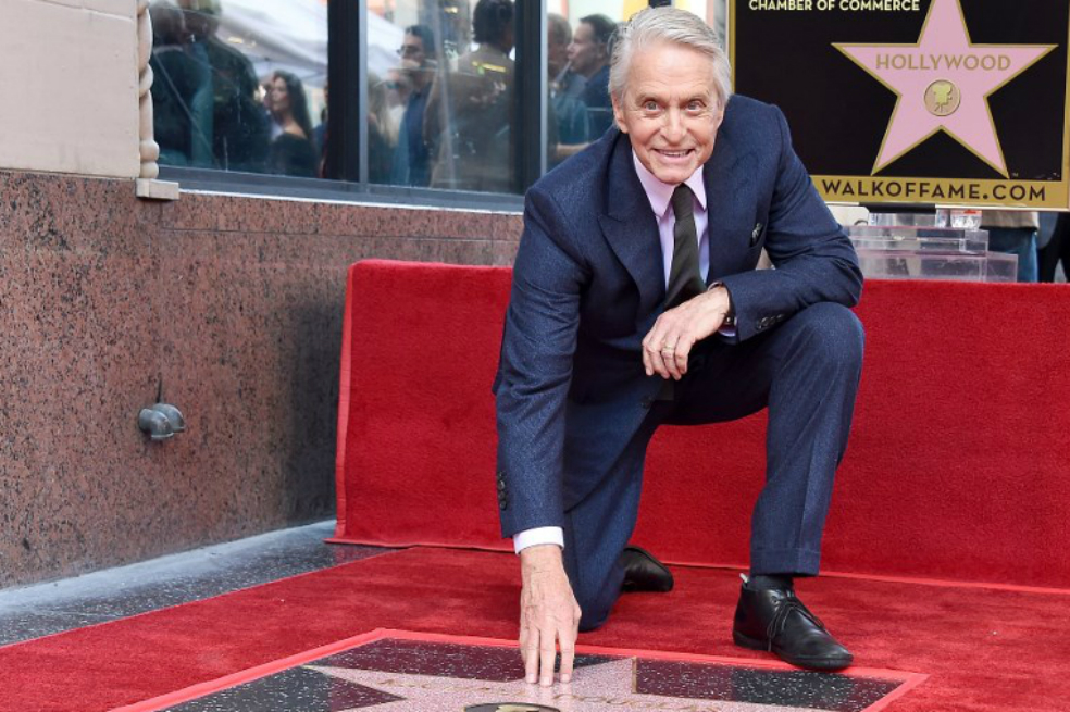 Michael Douglas obtiene estrella en el Paseo de la Fama de Hollywood