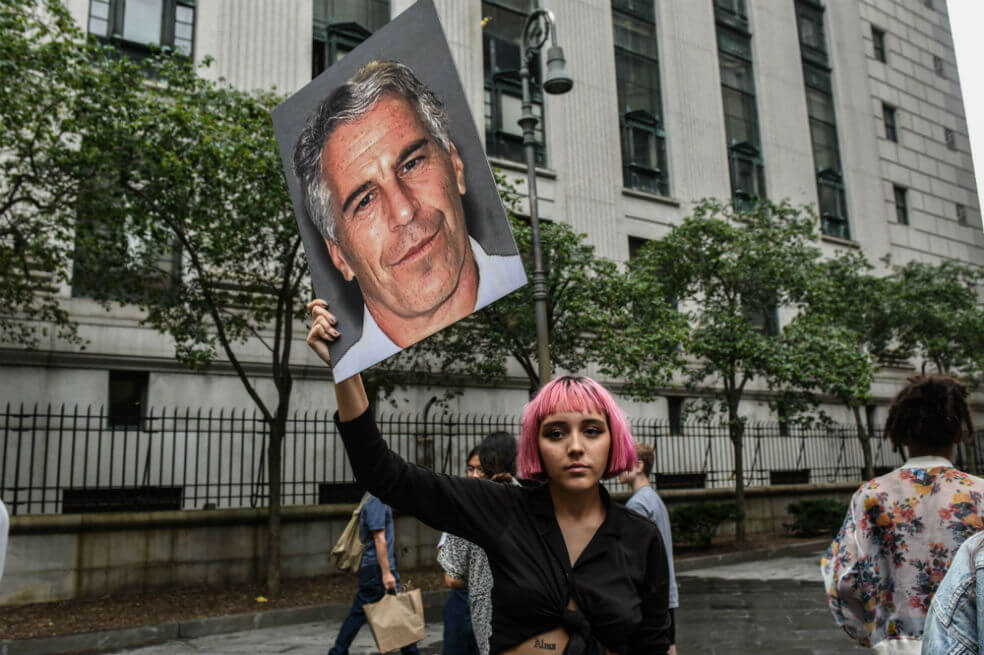 Un grupo de protesta bautizado "Hot Mess" (Desastre Caliente) pide justicia frente al caso de Jeffrey Epstein quien estaba acusado de participar en una red de tráfico sexual. / AFP