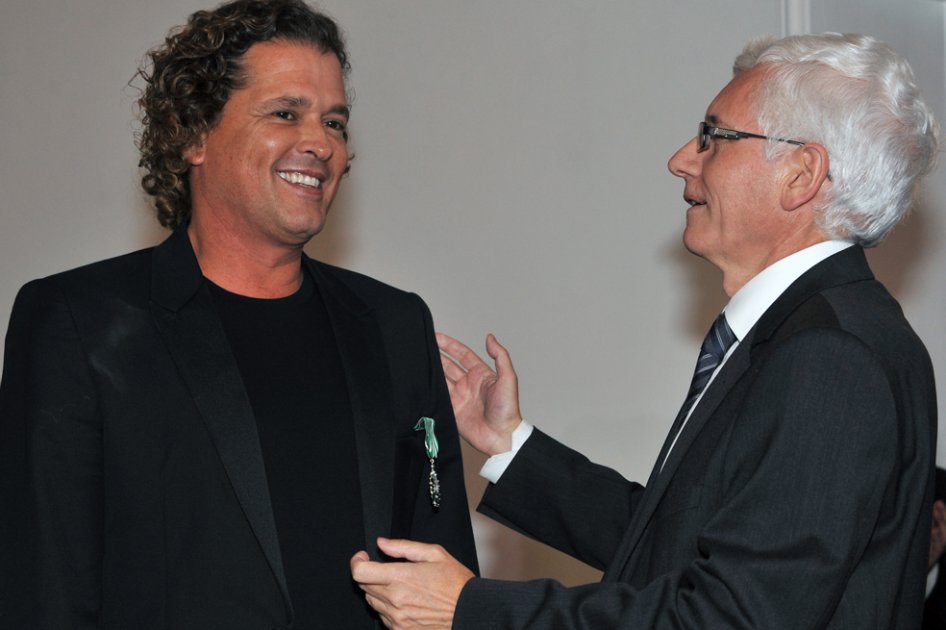 El embajador Laforêt destacó que Vives se ha hecho merecedor del reconocimiento porque además de su talento ha sido un gran amigo de Francia.