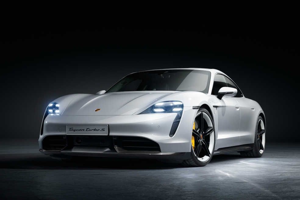 Auto de lujo del año(World Luxury Car)Porsche se llevó el premio a coche de lujo del año con su referencia Taycan, un vehículo presentado al mundo durante el Salón del Automóvil de Frankfurt, en 2019. Este deportivo de altas prestaciones es la apuesta eléctrica de la casa alemana. Sin duda alguna un importante paso hacia un futuro con menos emisiones, dentro de un segmento en el que el público exige sensaciones al volante, lujo y confort en su interior. Su precio oscila entre los 150.000 y los 190.000 euros.