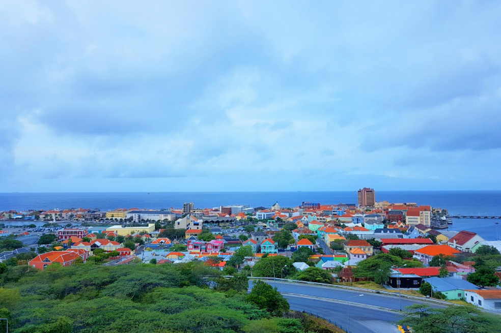 CurazaoCortesía DespegarPunta Cana, República Dominicana: este destino ha pasado a estar en la mira de los turistas latinoamericanos por sus bellos paisajes y playas, convirtiéndolo en una gran ícono de la costa caribe. Sus aguas cristalinas son también llamativas y aptas para practicar deportes acuáticos. En una visita a Punta Cana hay planes que no pueden faltar como la ida al Parque Nacional de los Haitises para conocer sus tradicionales “mogotes”; otro lugar tradicional es la Villa de Altos de Chavón con vistas preciosas sobre el río que lleva el mismo nombre y el mar caribe.