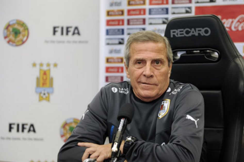 Tabárez renunciará a cargo en la FIFA por expulsión de Luis Suárez