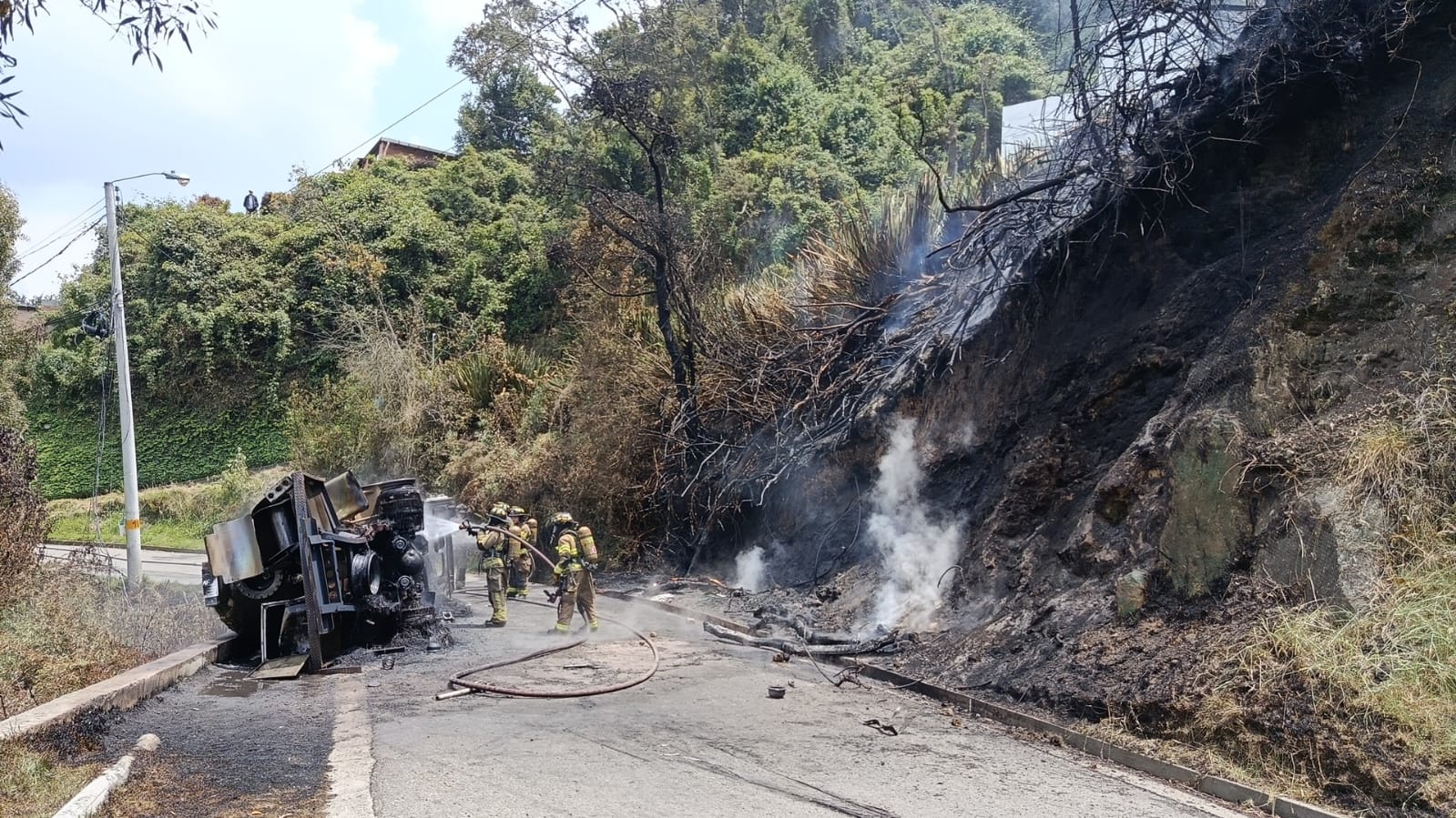 Explosión de carrotanque con gas provoca incendio en vía Bogotá–La Calera