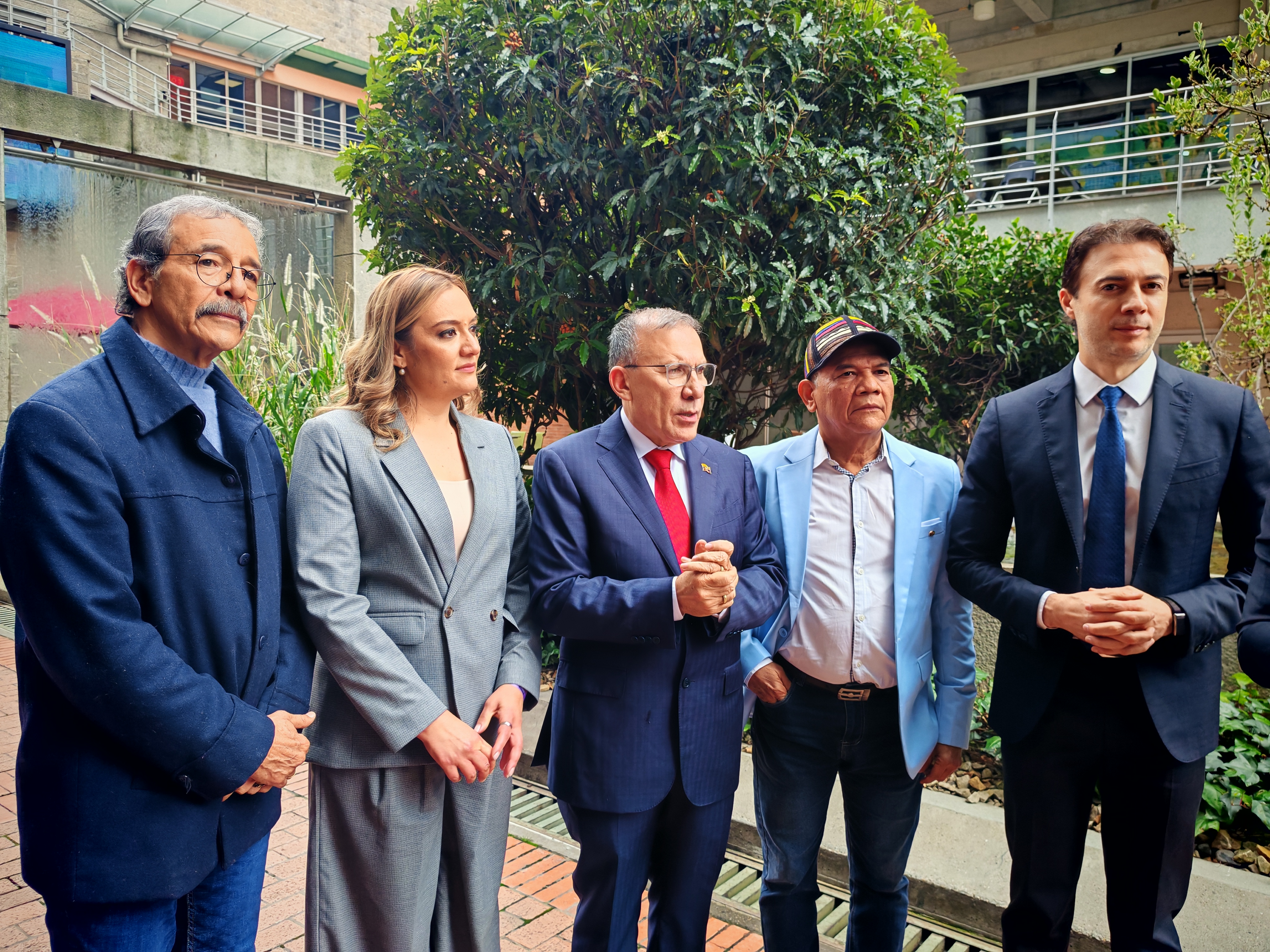 De izquierda a derecha: Héctor Pineda, Martha Amaya, Roy Barreras, Lucio Torres, Daniel Quintero.