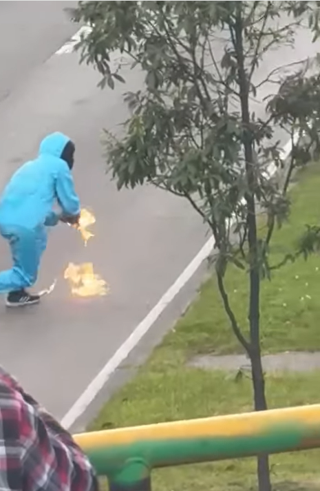 Encapuchados lanzaron bombas molotov contra carros particulares en Bogotá