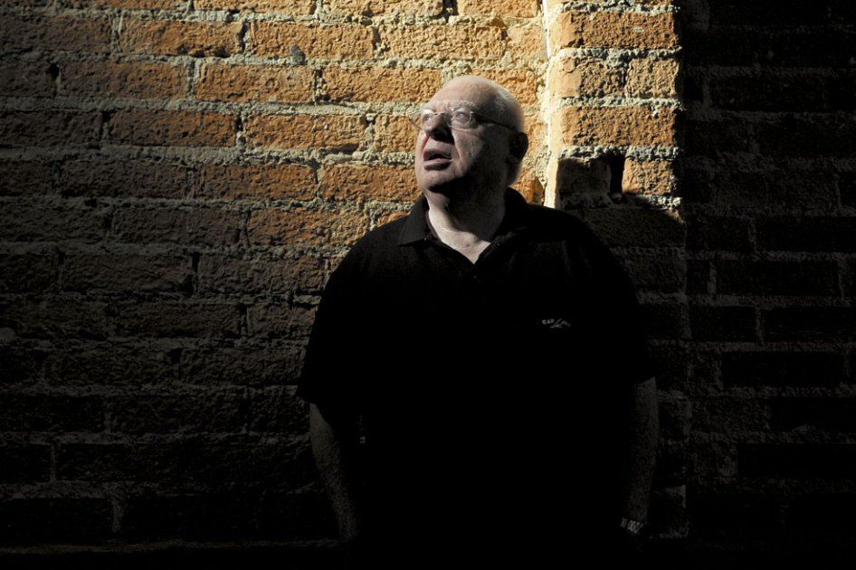 Yacoov Naor nació en un campo de sobrevivientes del Holocausto en Alemania. Desde hace años ayuda a otros a lidiar con el sufrimiento a través del psicodrama. / Gustavo Torrijos - El Espectador