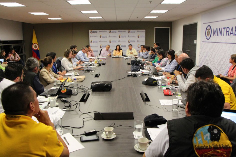 Gobierno instala “mesa de trabajo permanente” con taxistas