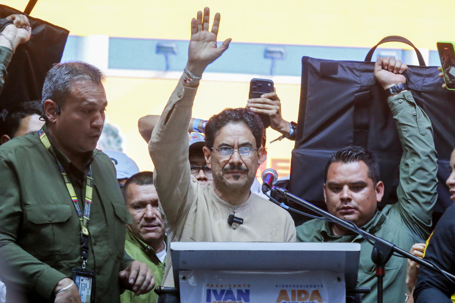 ¿Cepeda es el “heredero de la guerrilla”?: así se mueve la narrativa de sus opositores