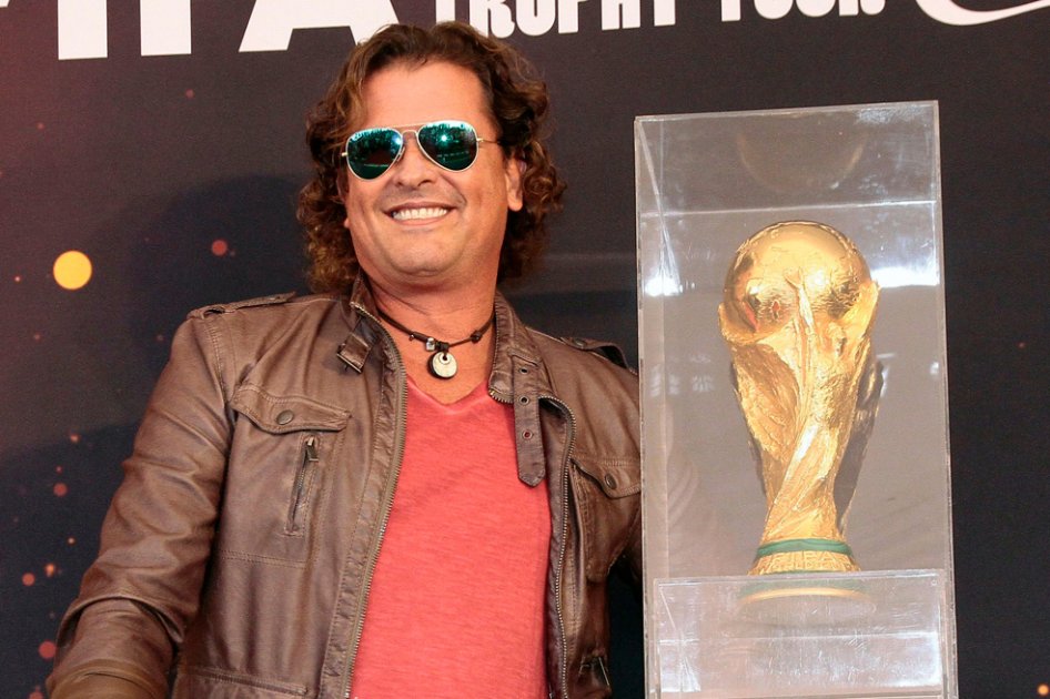 Carlos Vives con la Copa Mundial de la Fifa.