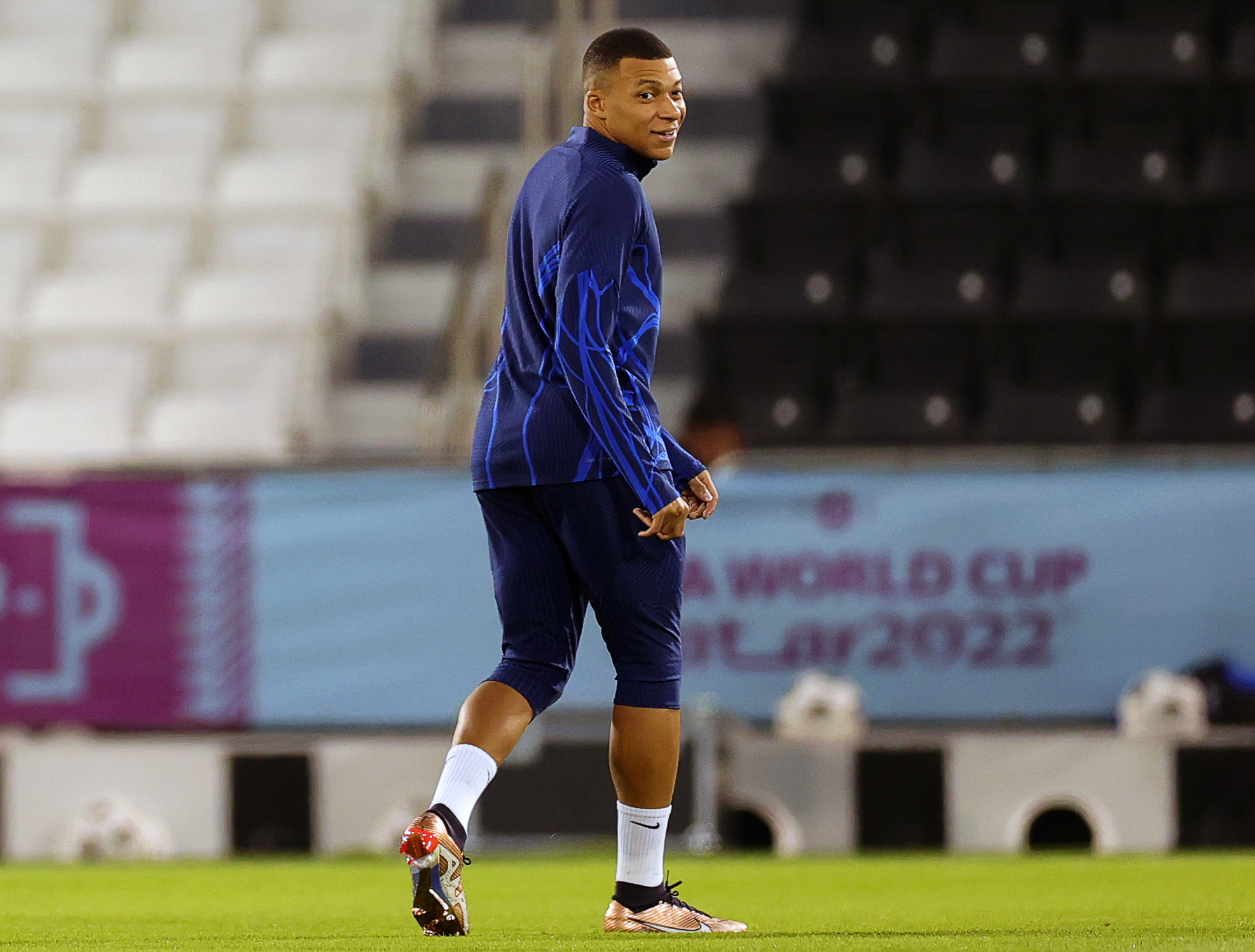 Doha (Qatar), 17/12/2022.- France's Kylian Mbappe attends his team's training session in Doha, Qatar, 17 December 2022. France will face Argentina in their FIFA World Cup 2022 Final in Lusail on 18 December. (Mundial de Fútbol, Francia, Estados Unidos, Catar) EFE/EPA/Friedemann Vogel