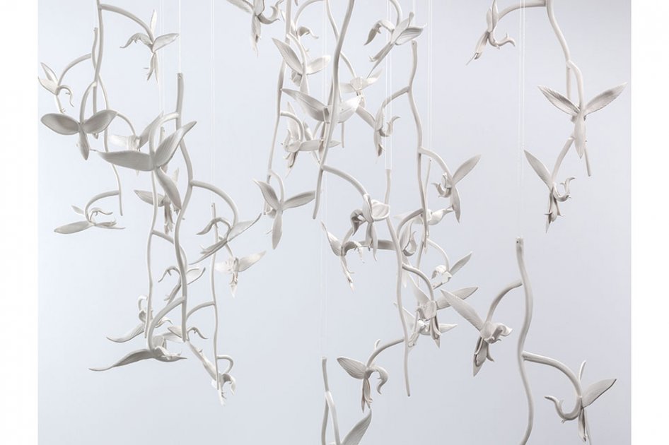 Arriba, detalle de “Góngoras”, orquídeas en porcelana hechas a mano. Abajo, “Desplazamiento I”, vestido de bautizo estampado.  / Fotos: Cortesía