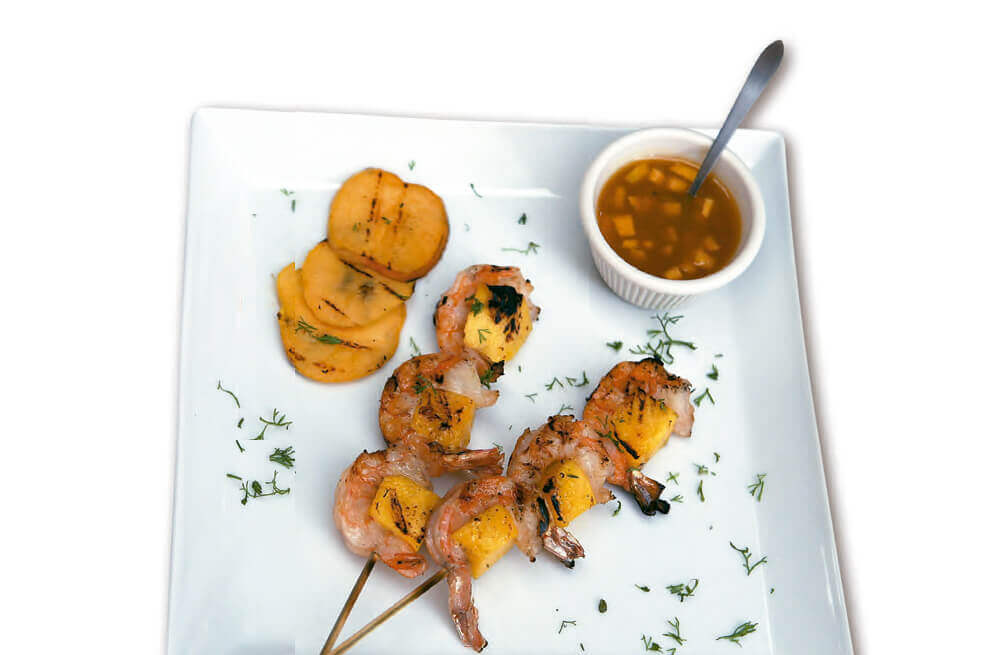 Pincho de langostinos con mango y salsa de durazno