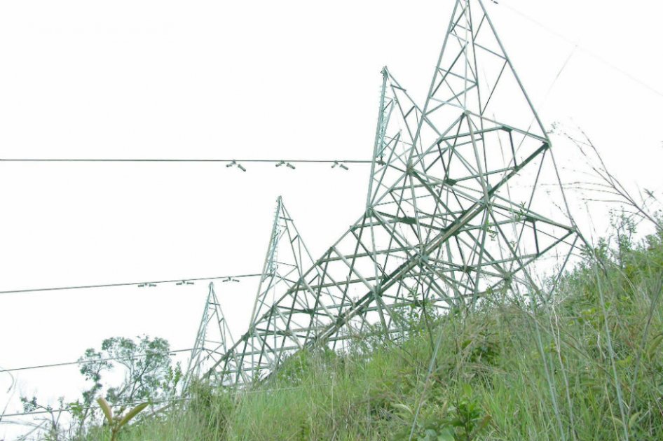 Atentado contra torres de energía deja sin luz a Tumaco