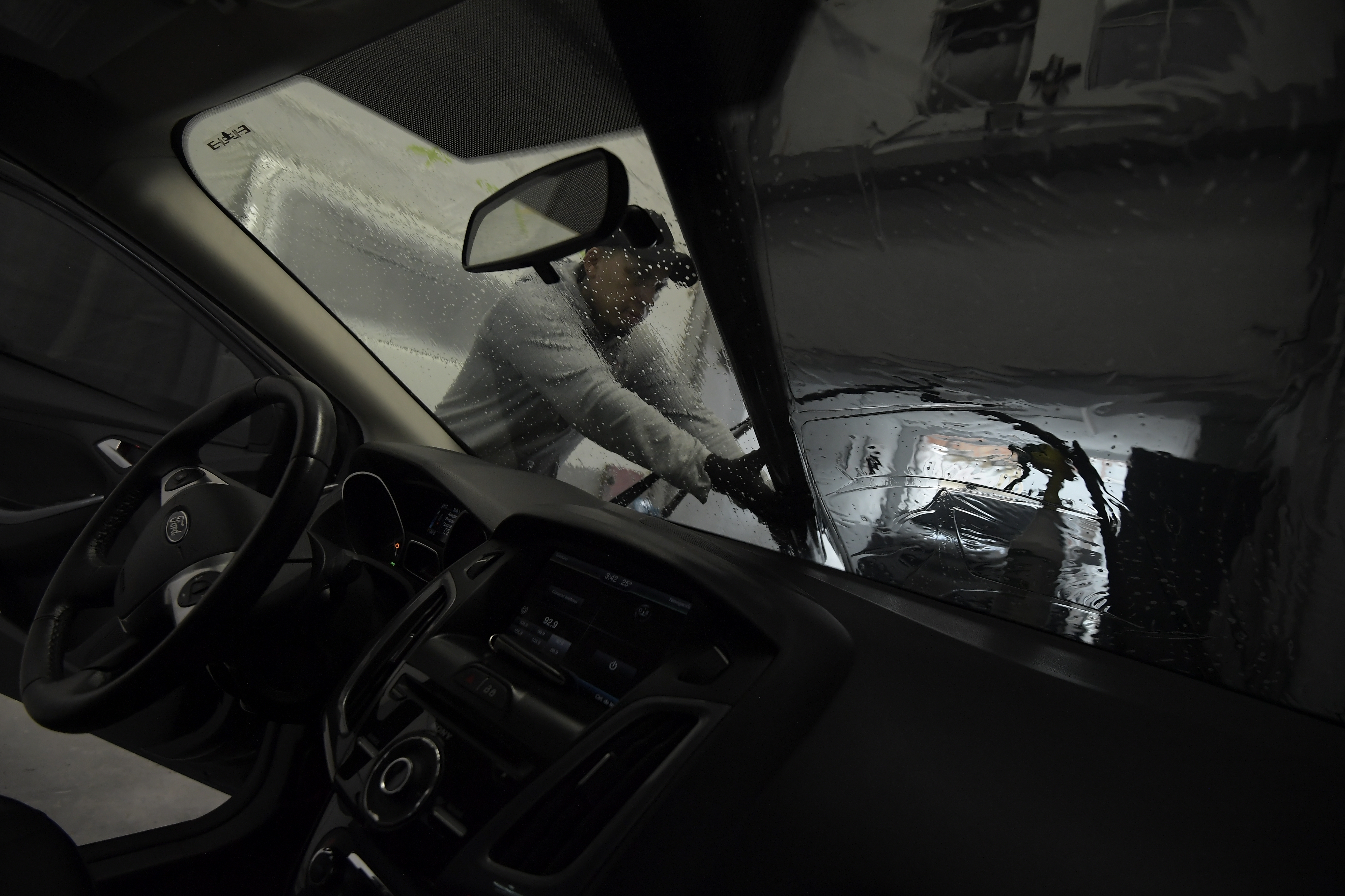 Fotografías que muestran el proceso para polarizar los vidrios de un carro.