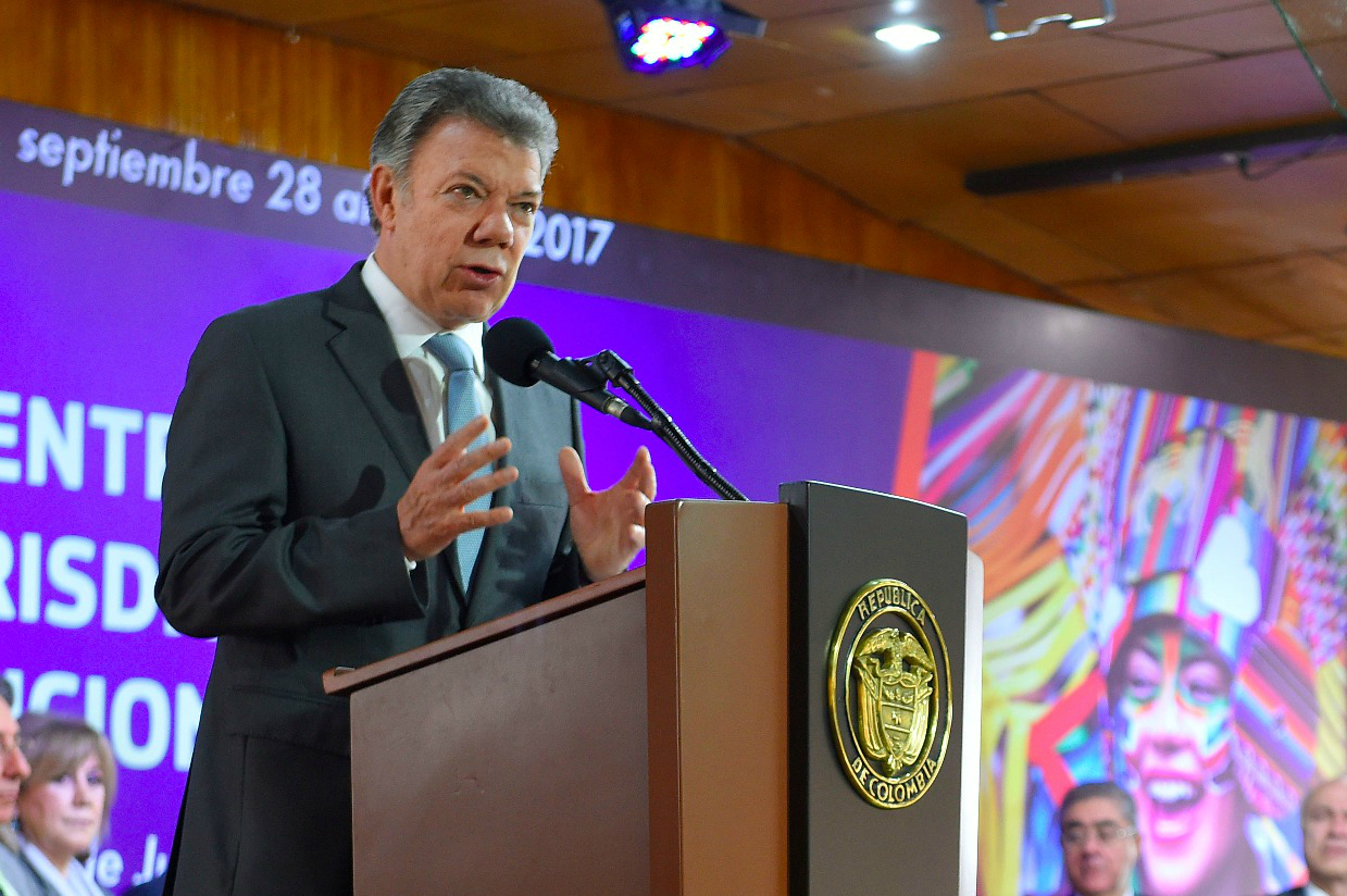 Santos anuncia decreto para que JEP entre a operar antes de que se apruebe estatutaria