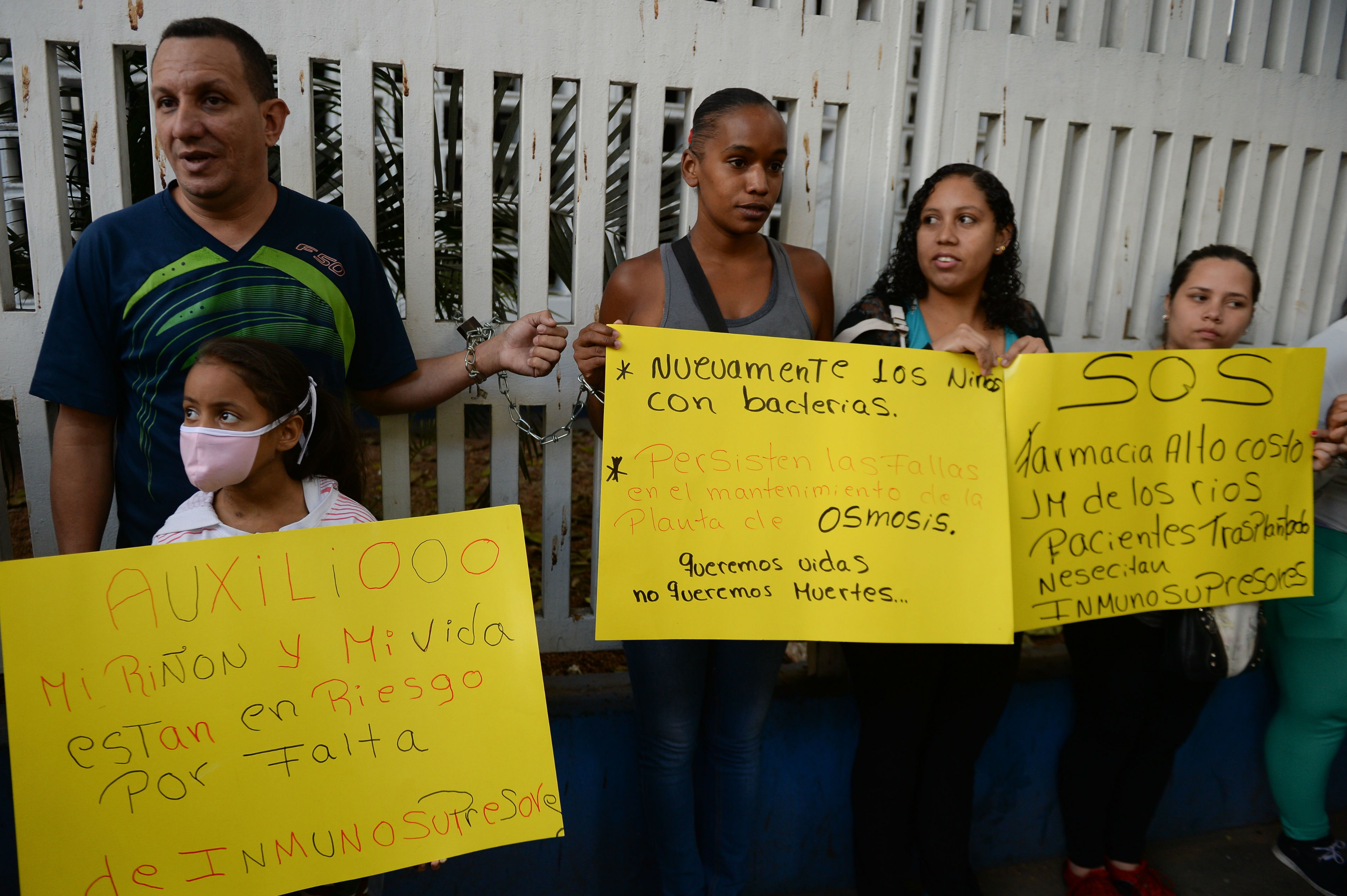 Padres de niños venezolanos se encadenan en hospital para exigir medicinas