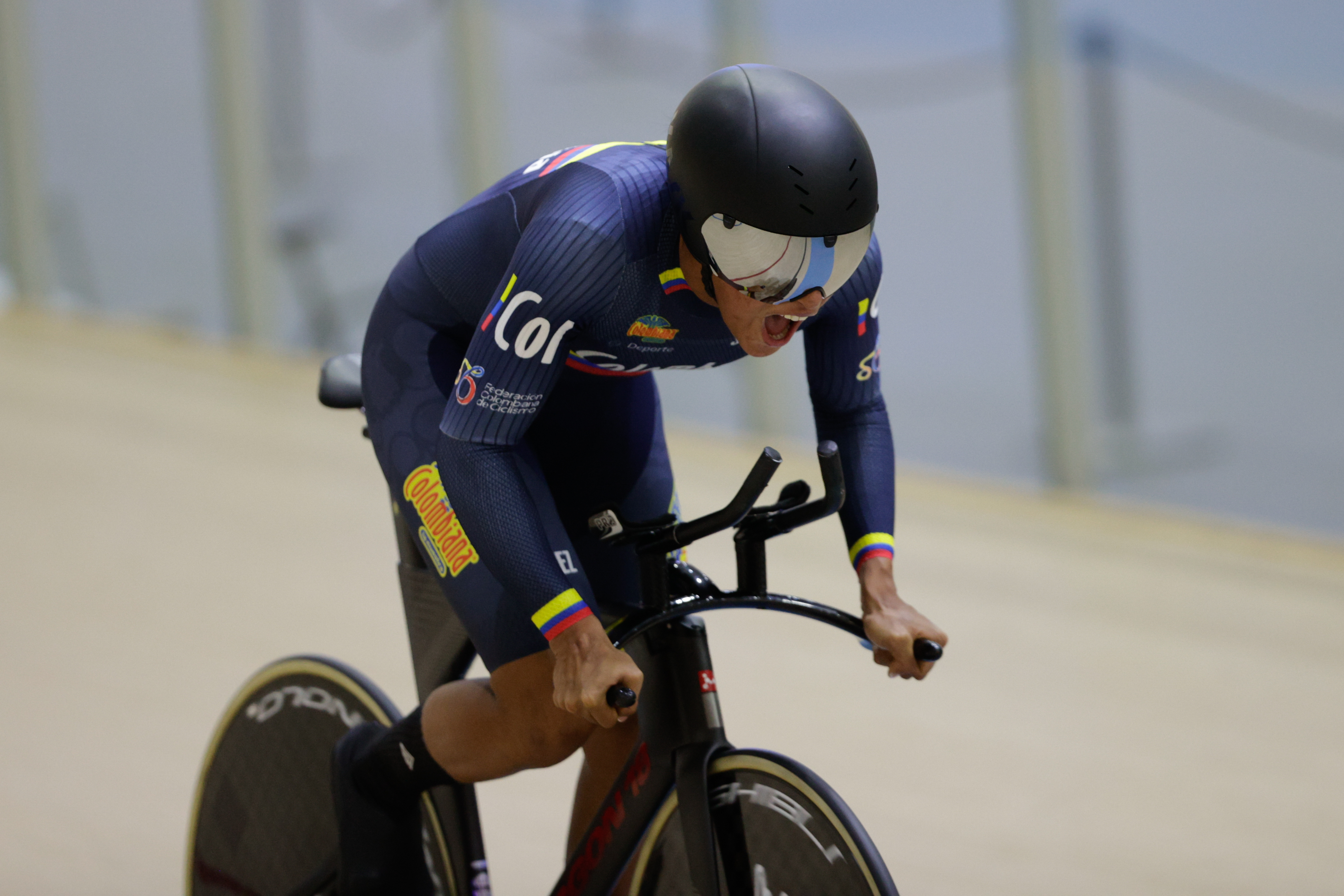 AME6131. ASUNCIÓN (PARAGUAY), 05/04/2025.- La ciclista colombiana Stefany Cuadrado participa en la prueba contrareloj femenina en el Campeonato Panamericano de Pista 2025 este sábado, en el Velódromo Olímpico Nacional en Asunción (Paraguay). EFE/ Juan Pablo Pino