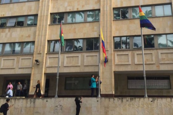 Piden investigar disciplinariamente al alcalde de Bucaramanga por izar bandera LGBTI