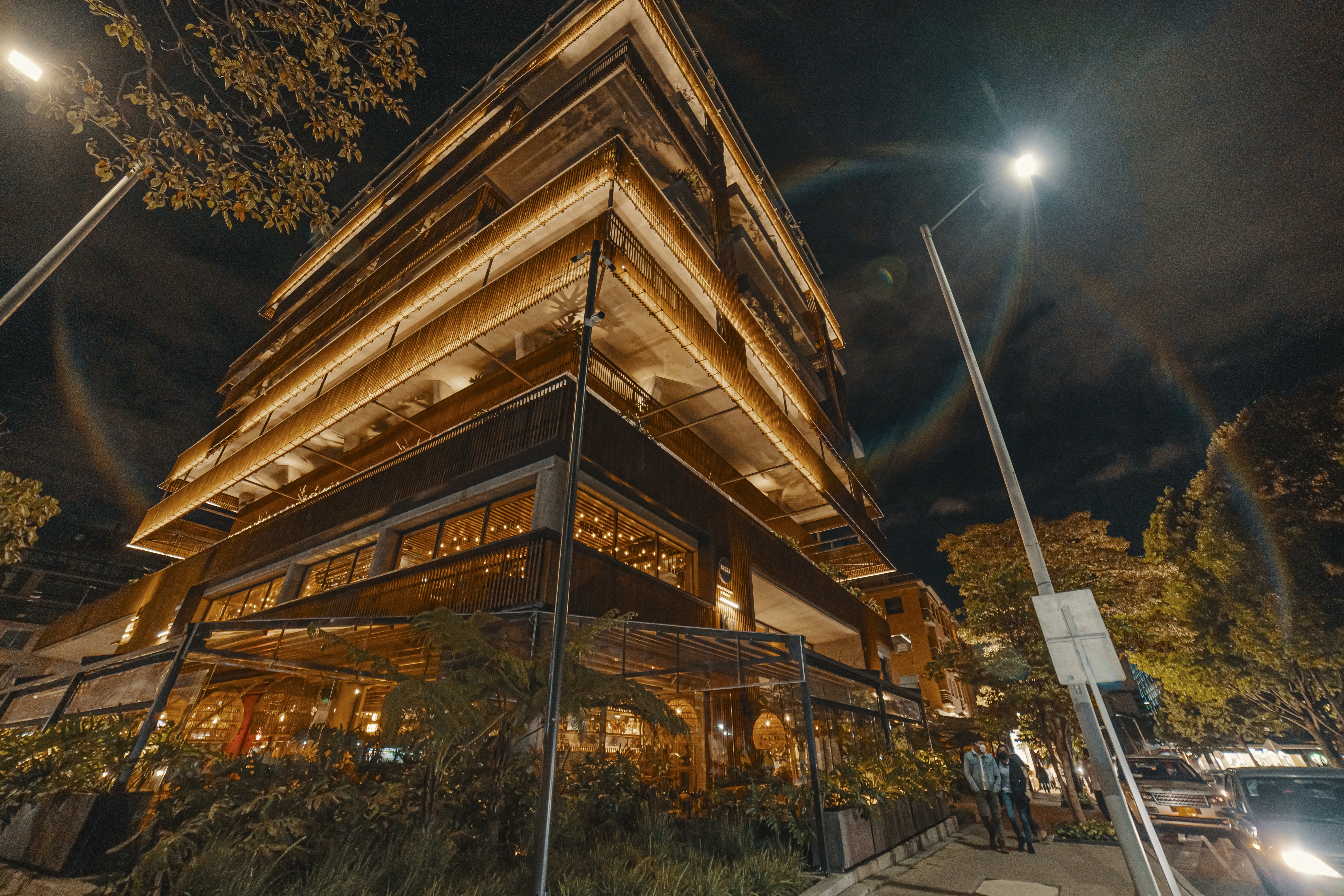 La Zona T y la Zona G conforman dos de los principales referentes gastronómicos y de entretenimiento de Bogotá. Mientras la Zona T destaca por su ambiente moderno, su vida nocturna, las tiendas de moda y su cercanía con centros comerciales como Andino, El Retiro y Atlantis, la Zona G es reconocida por concentrar algunos de los mejores restaurantes de alta cocina de la ciudad, además de cafés y espacios con un ambiente más tranquilo y sofisticado. Juntas ofrecen una combinación ideal de gastronomía, compras y diversión para locales y visitantes.