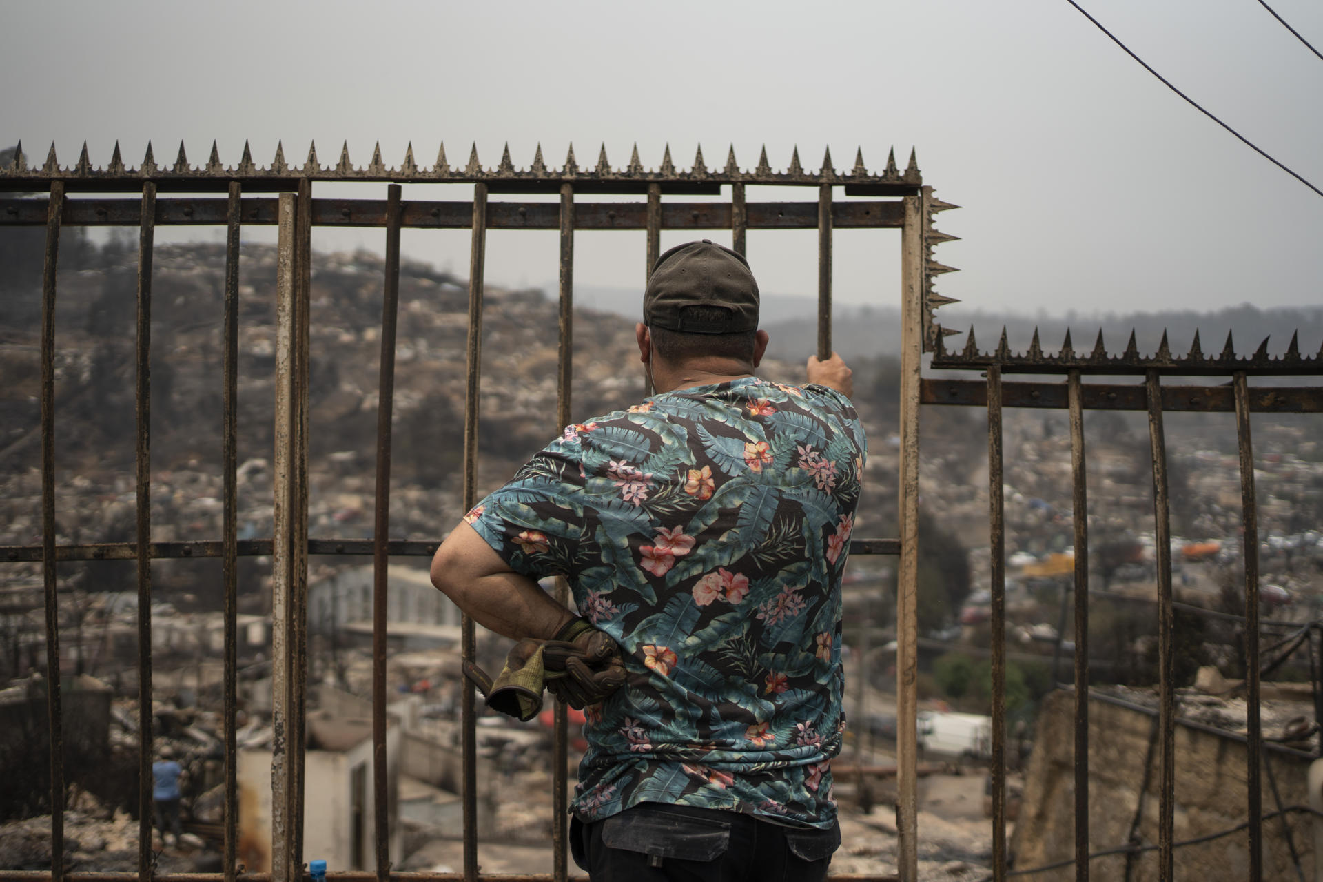 Para ir al baño “tenemos que ir al bosque”: en Chile claman ayuda al gobierno por incendios