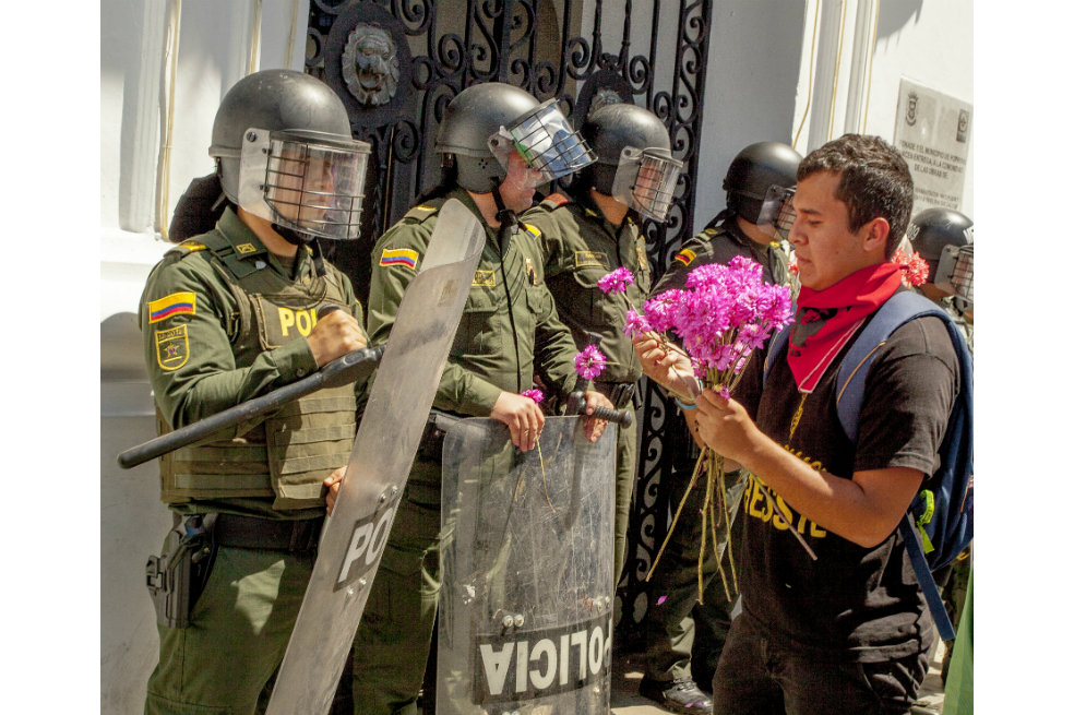 Con flores los estudiantes del Cauca y el Esmad dieron un poderoso mensaje