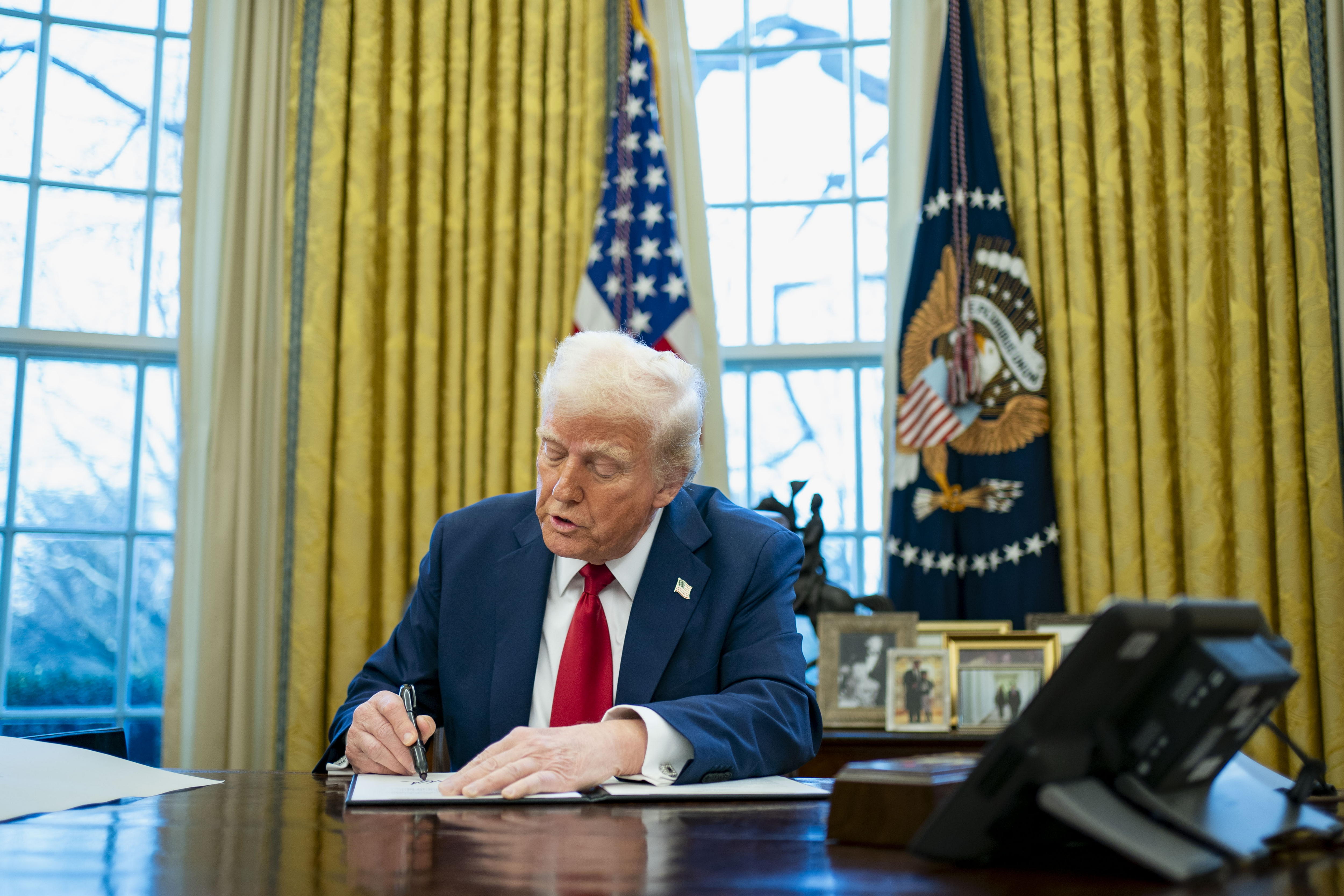 Trump les declara la guerra comercial a México, Canadá y China